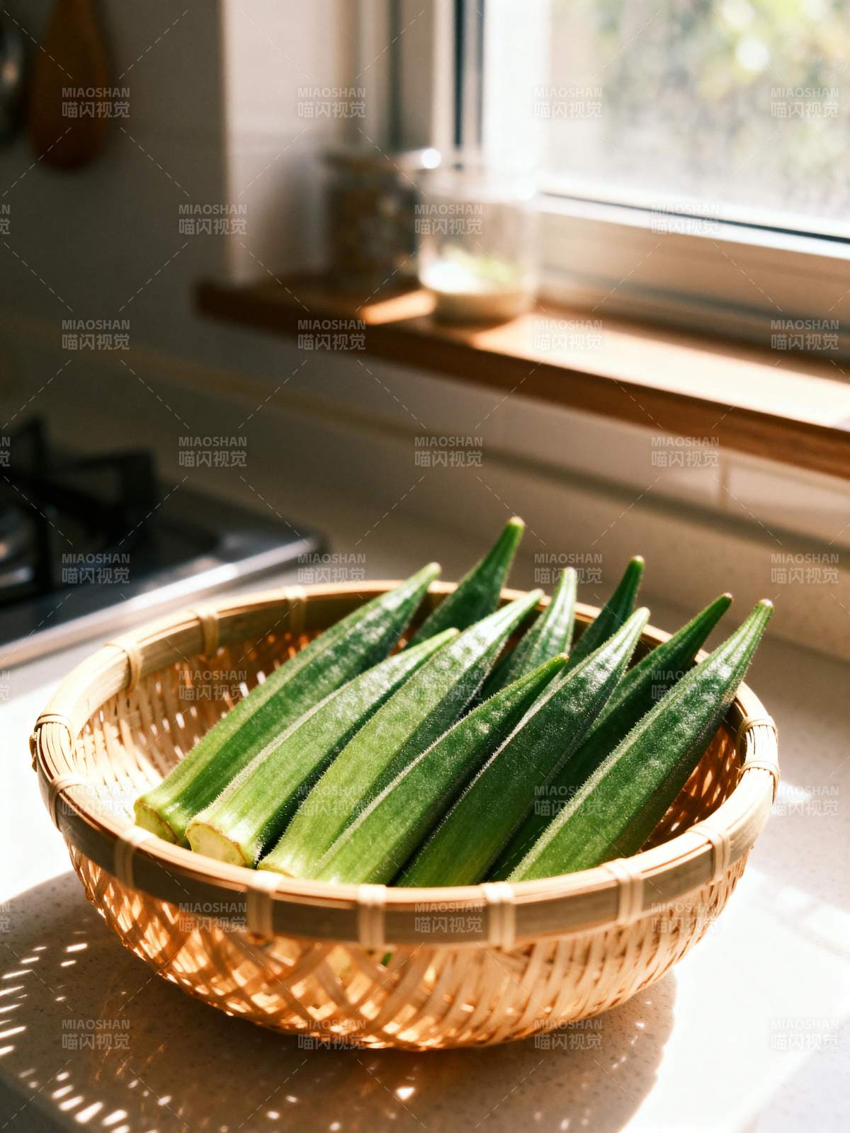 秋葵静置于竹篮中图片