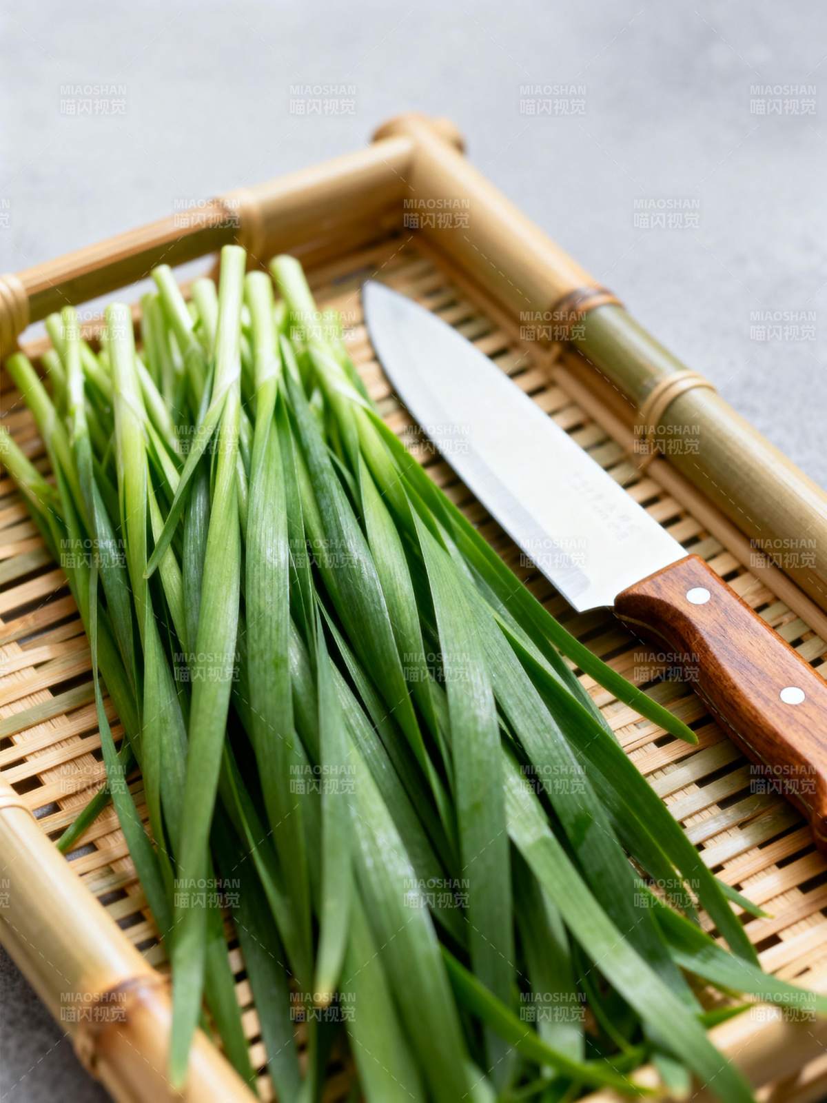 青葱与刀具静置竹盘图片