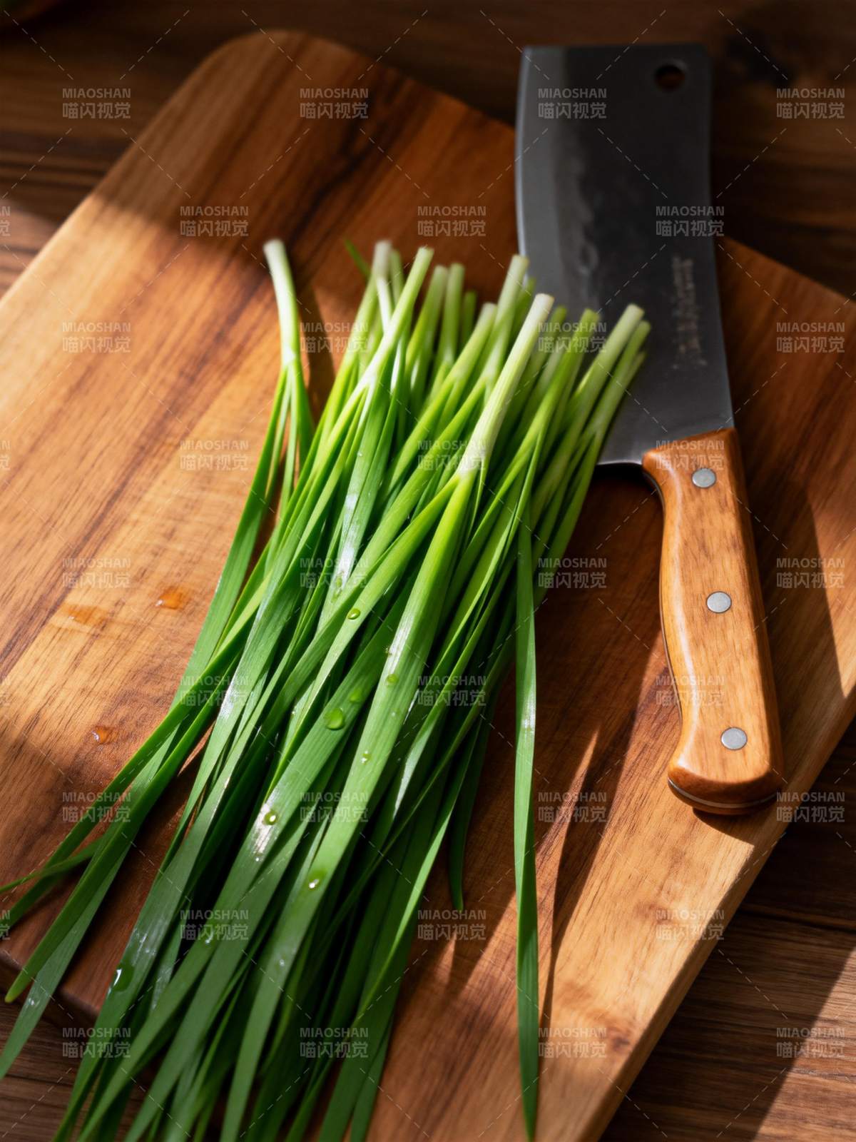 青葱与菜刀静置砧板图片