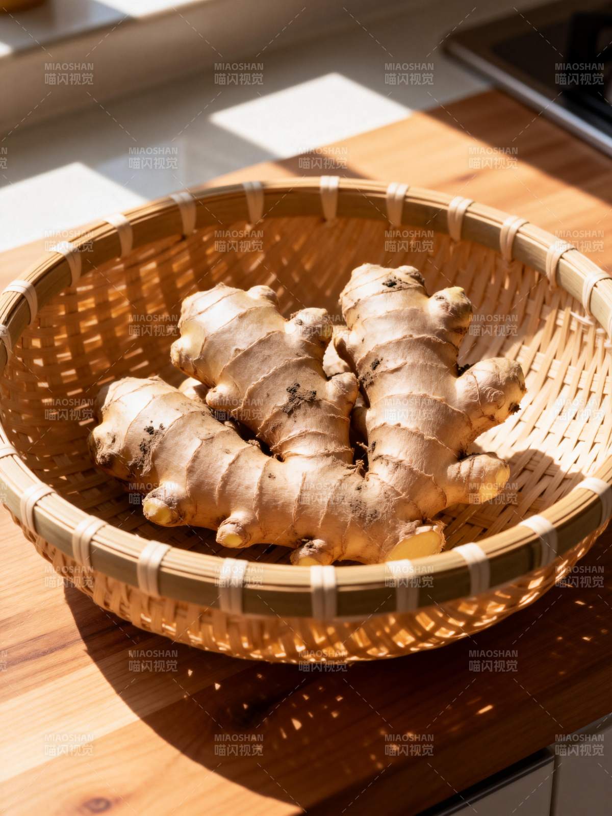 竹篮中的新鲜姜块图片