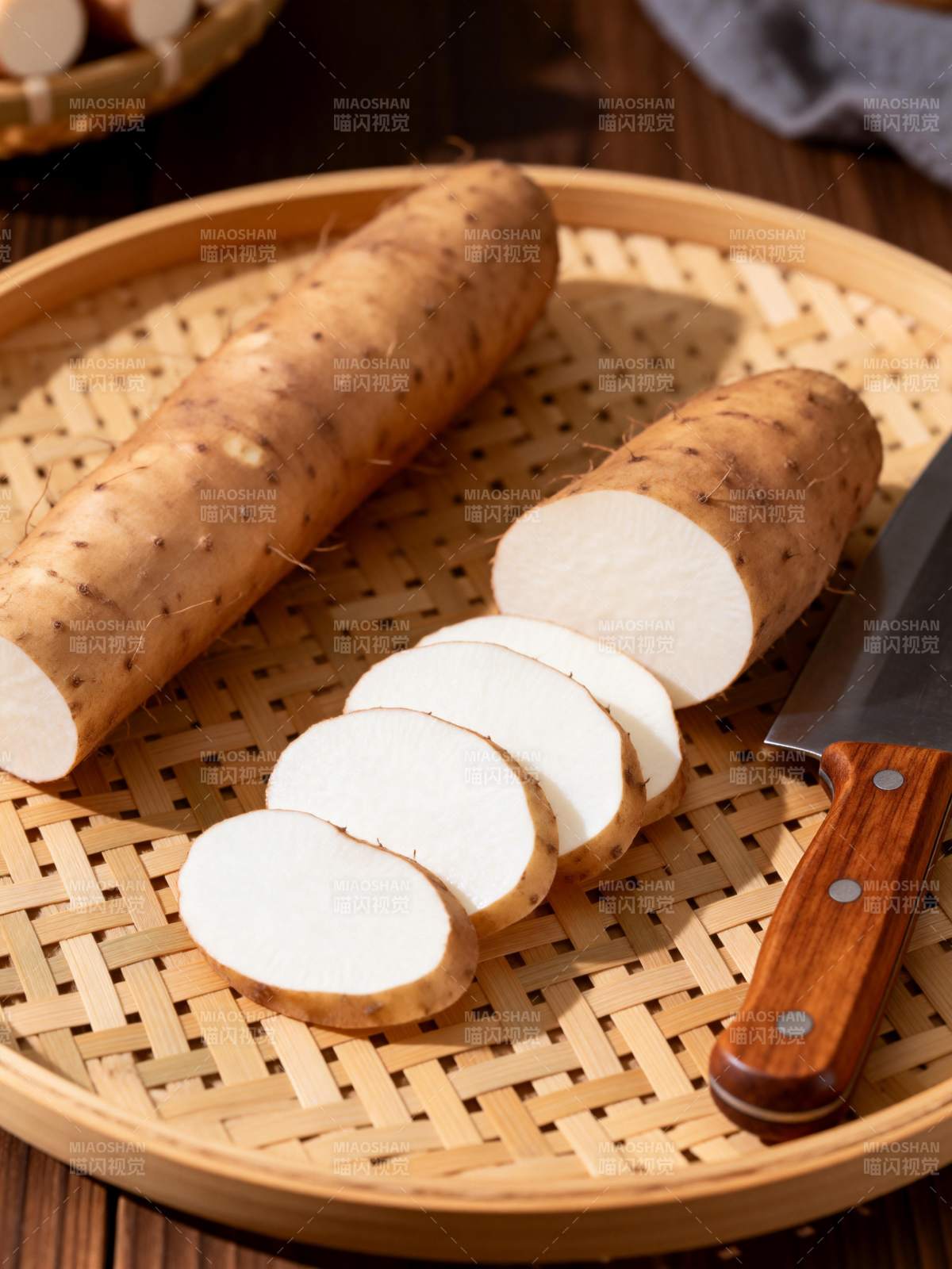 山药切片准备中图片