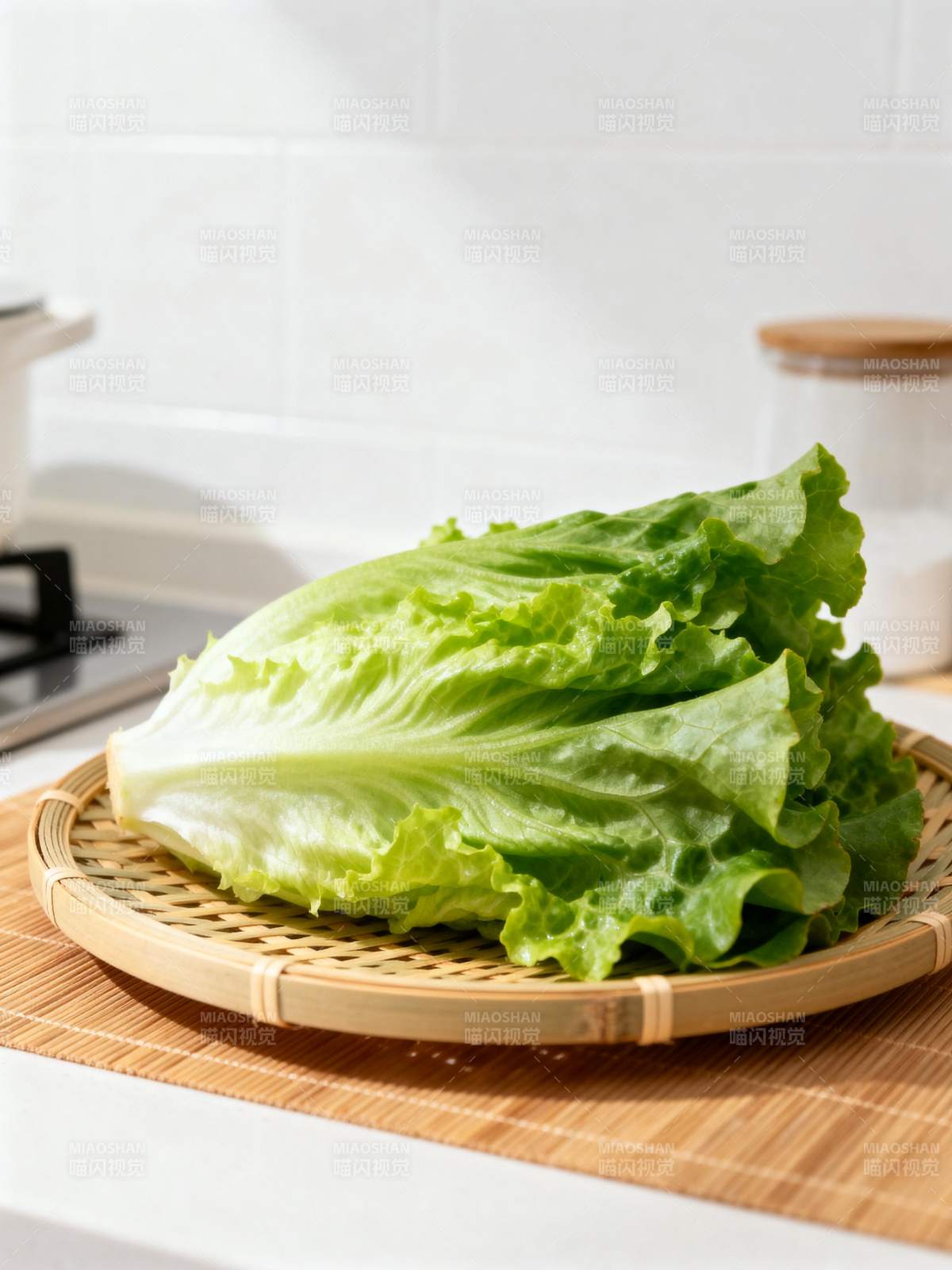 新鲜生菜静置竹盘图片