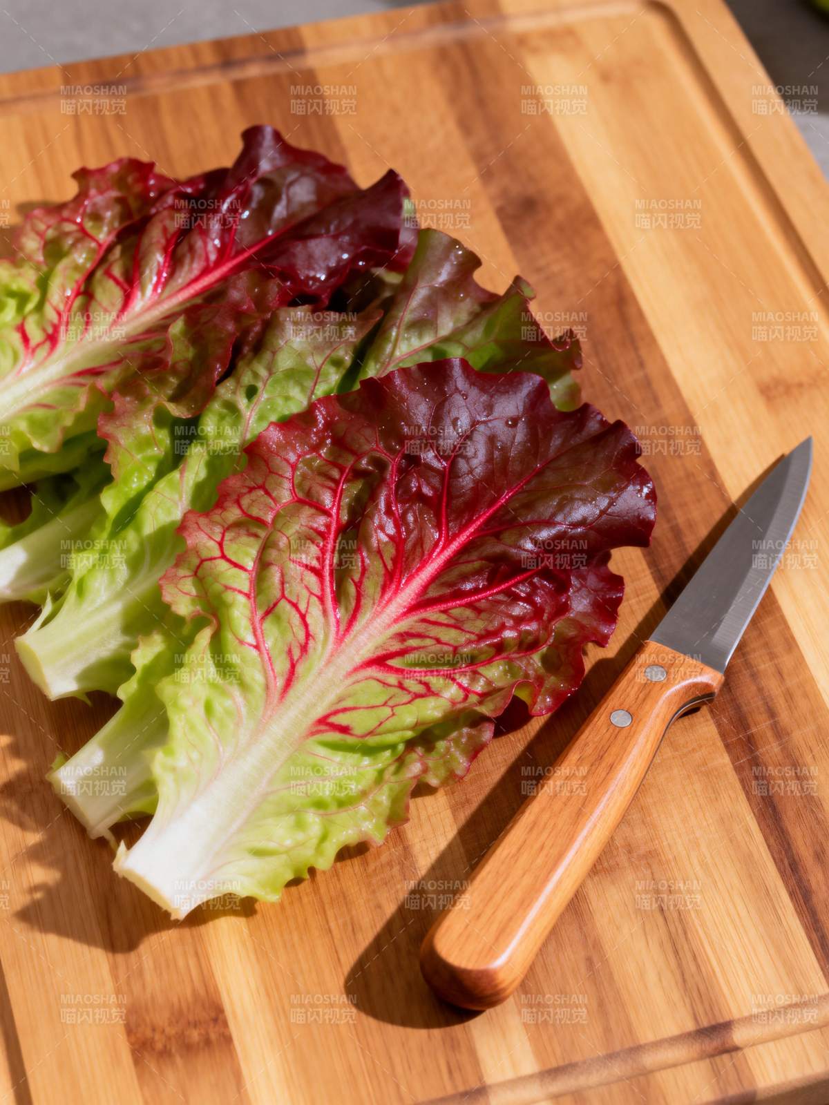 红叶生菜与刀具图片