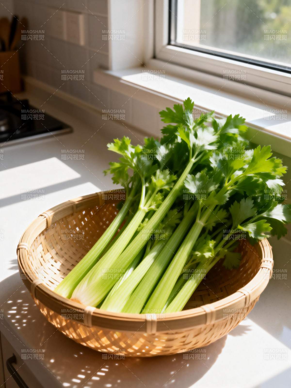 窗边的芹菜篮图片