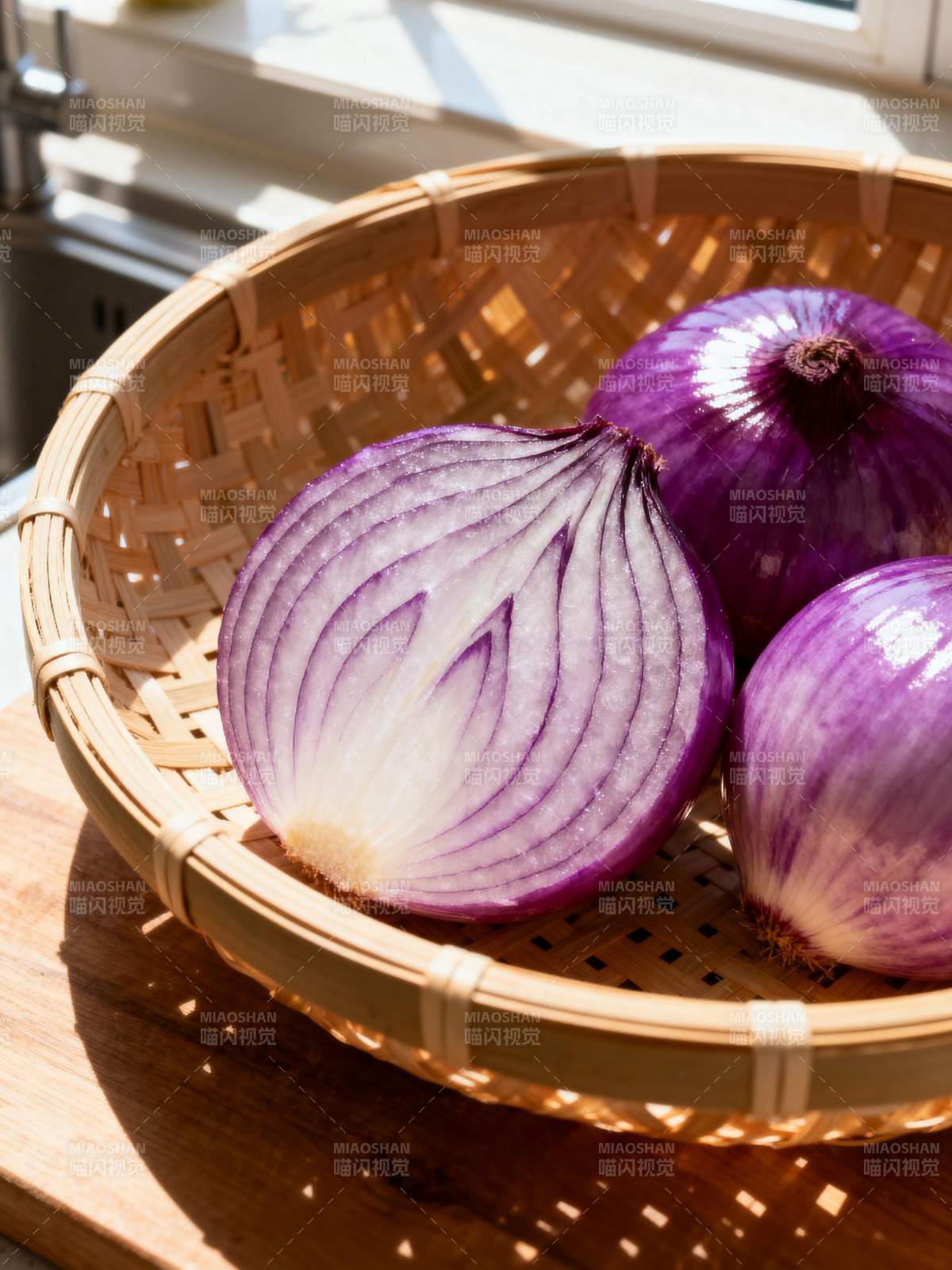 紫洋葱静置竹篮图片