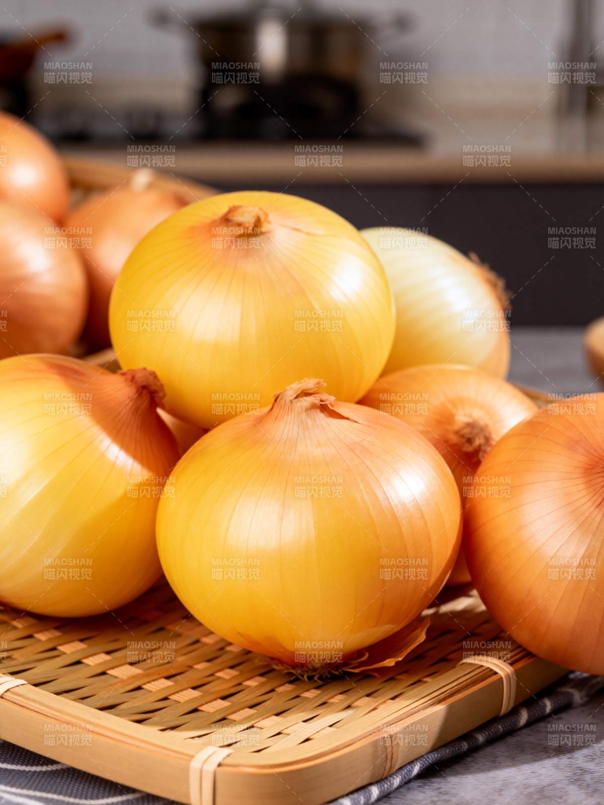 金黄洋葱摆盘图片