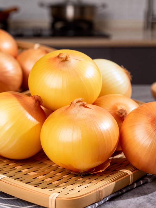 金黄洋葱摆盘图片