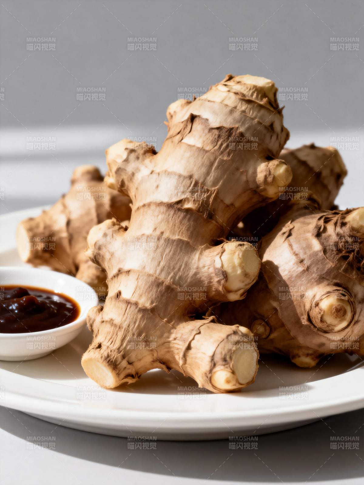 新鲜姜块配酱料图片
