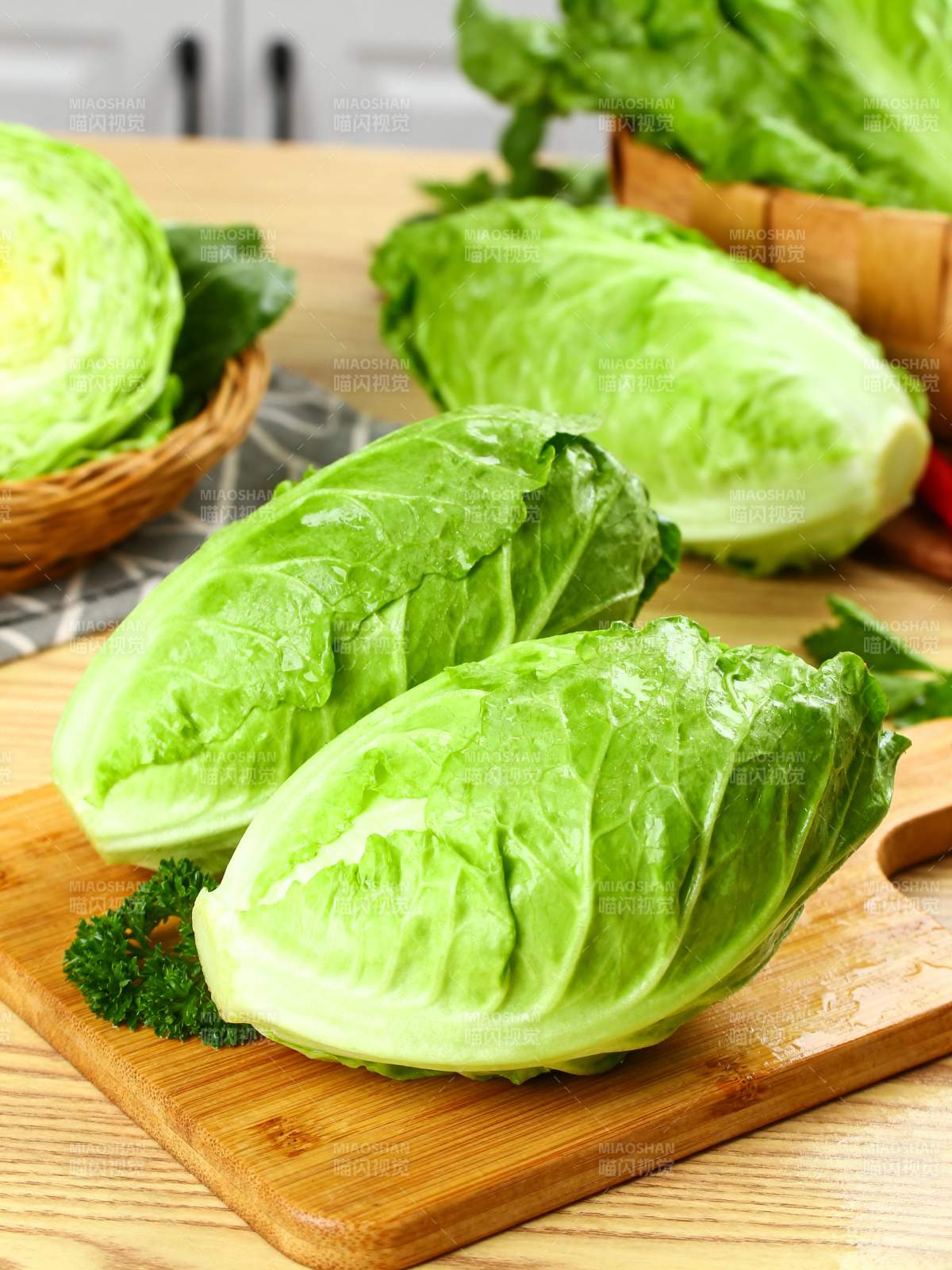 新鲜生菜切半展示图片