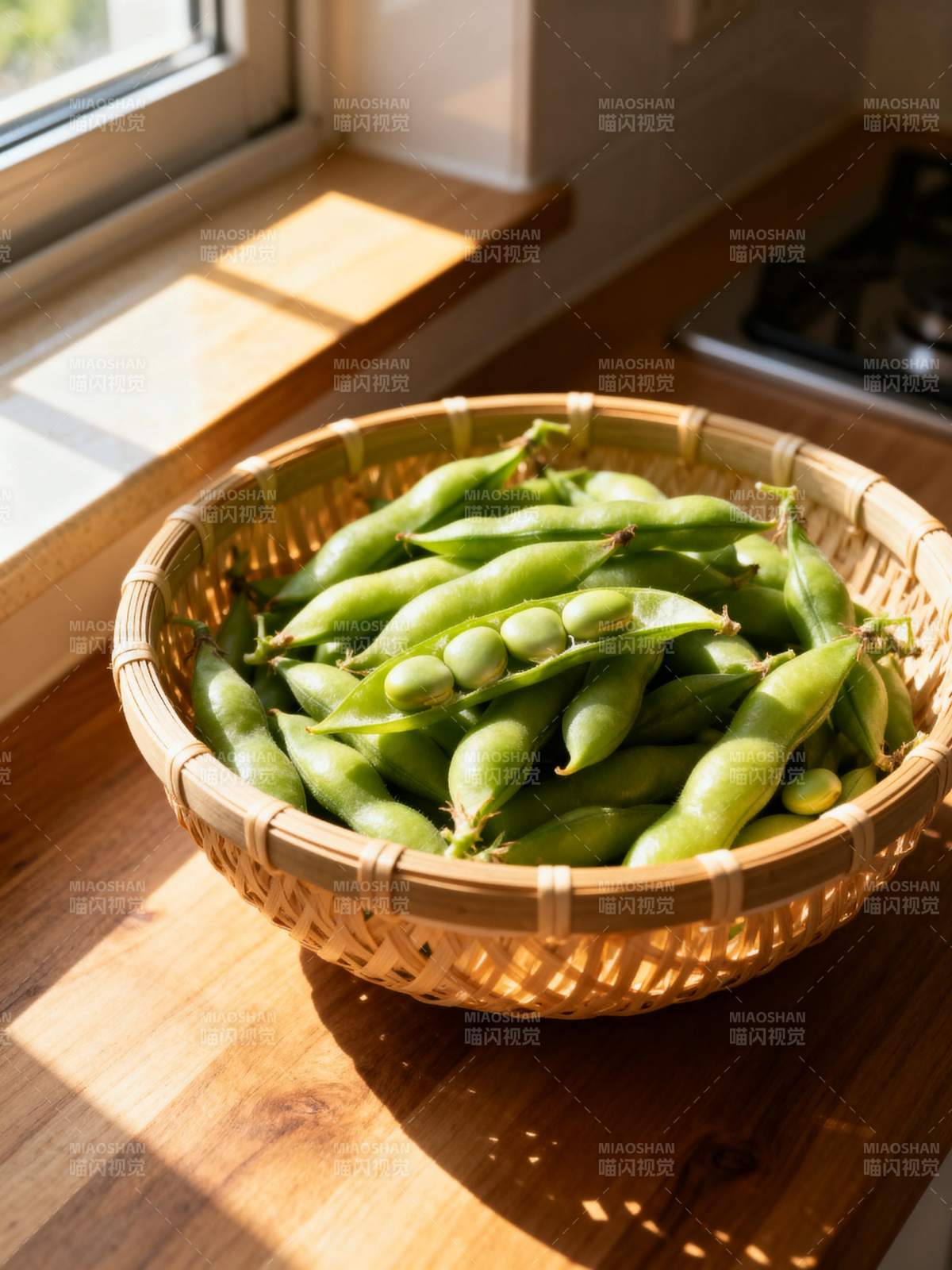 阳光下的青豆荚图片