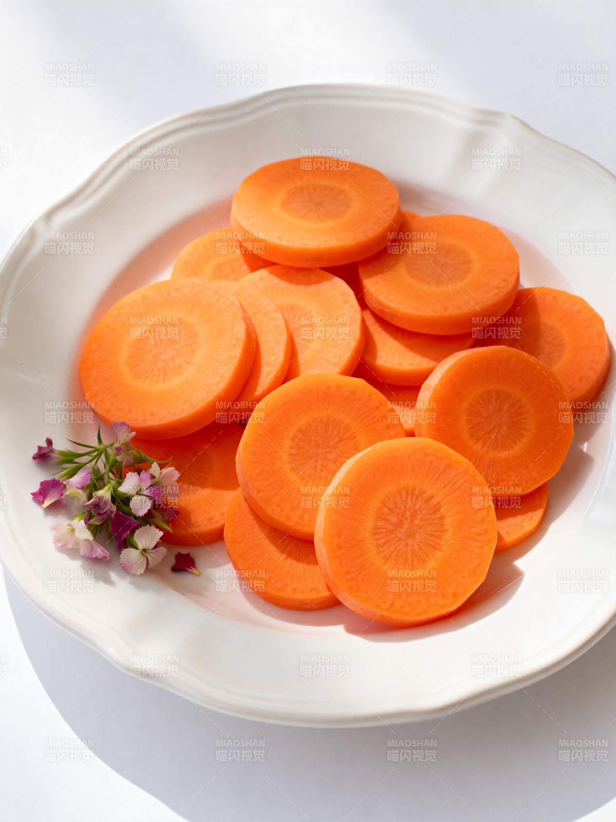 胡萝卜片配小花图片