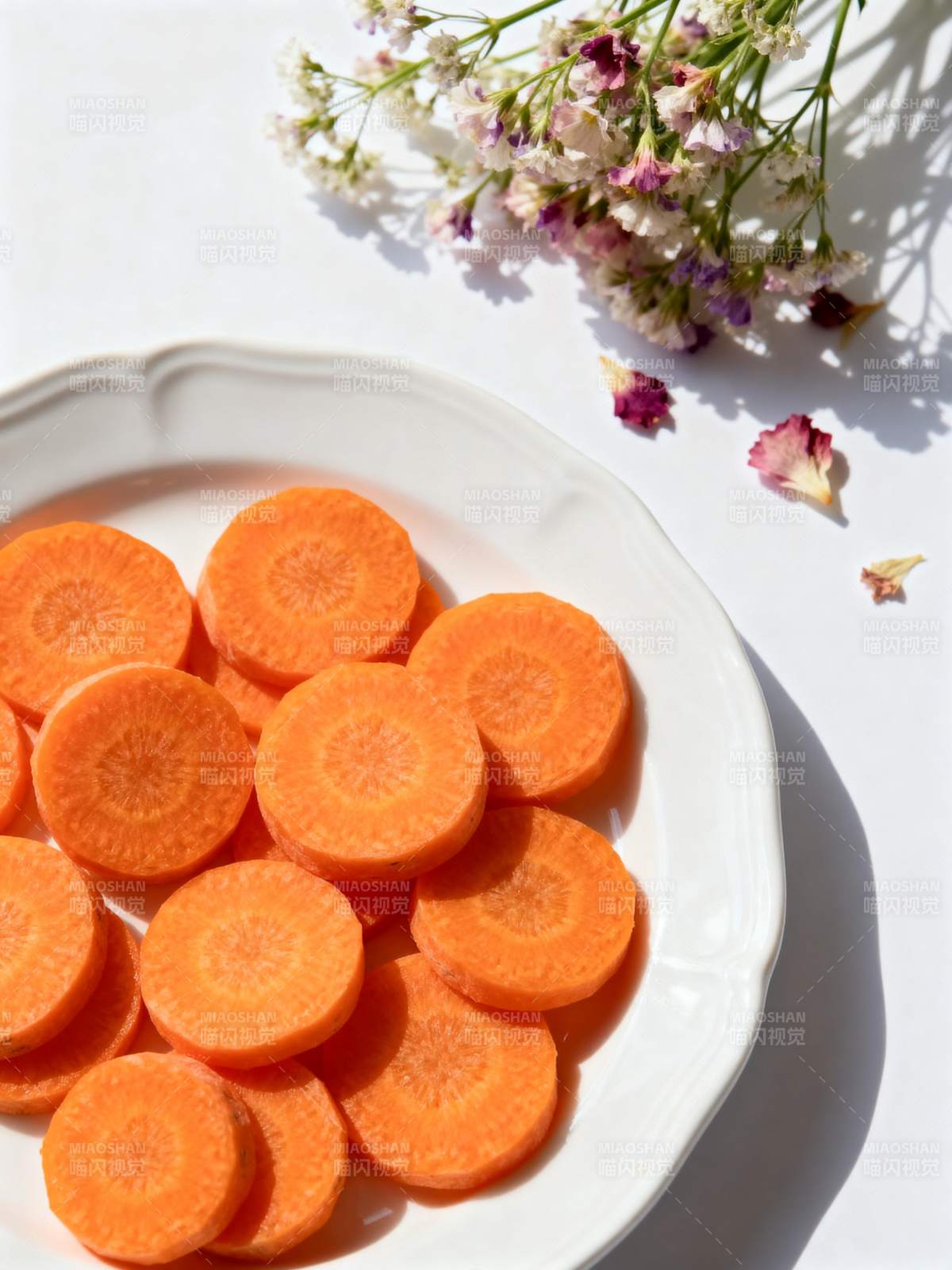 胡萝卜片与花饰图片
