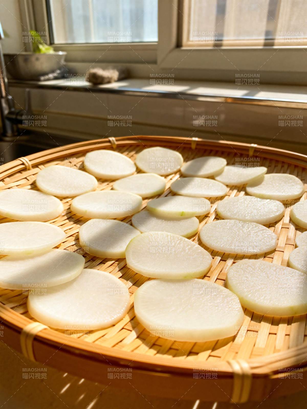 竹筛上的白萝卜片图片