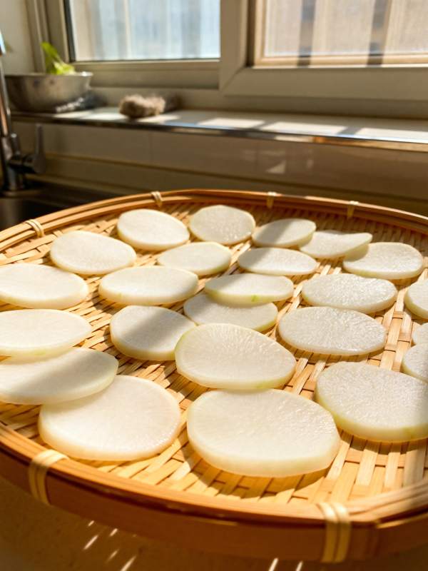 竹筛上的白萝卜片图片