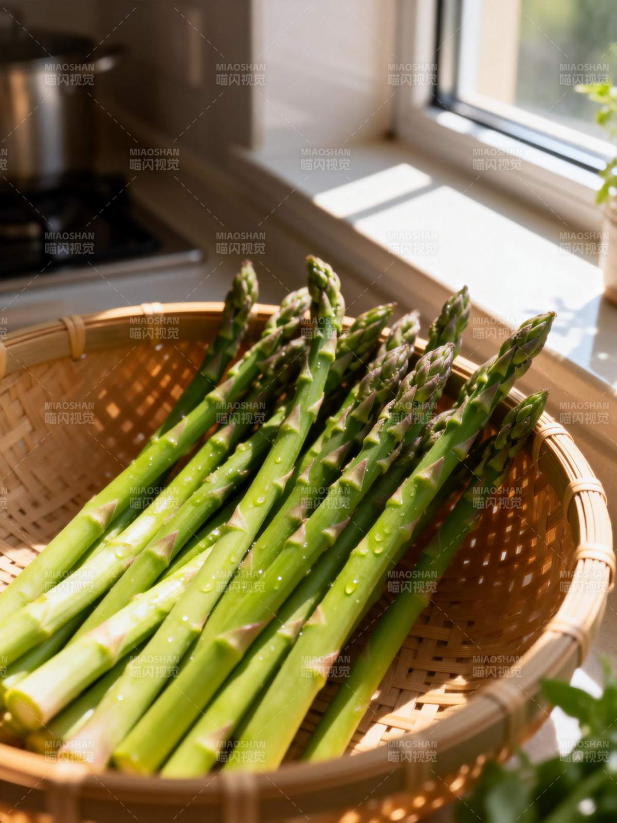 新鲜芦笋静待烹饪图片