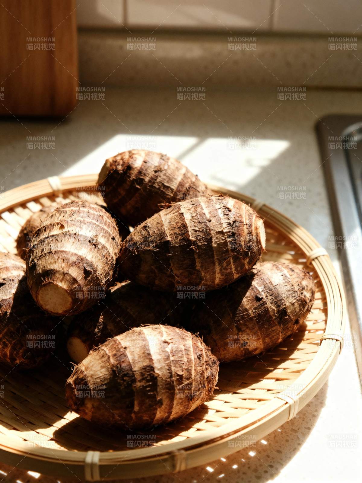 阳光下的新鲜芋头图片