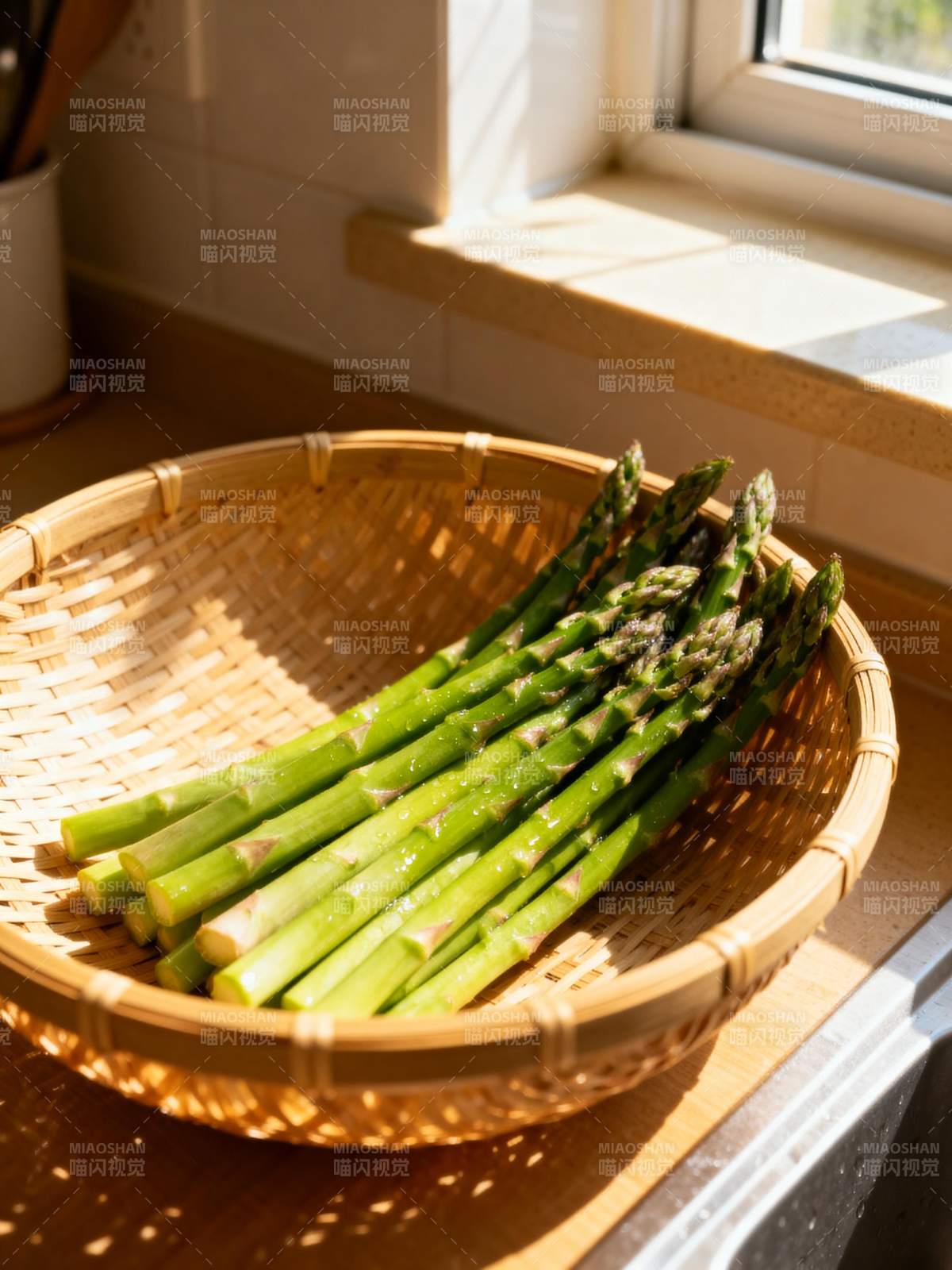 阳光下的新鲜芦笋图片