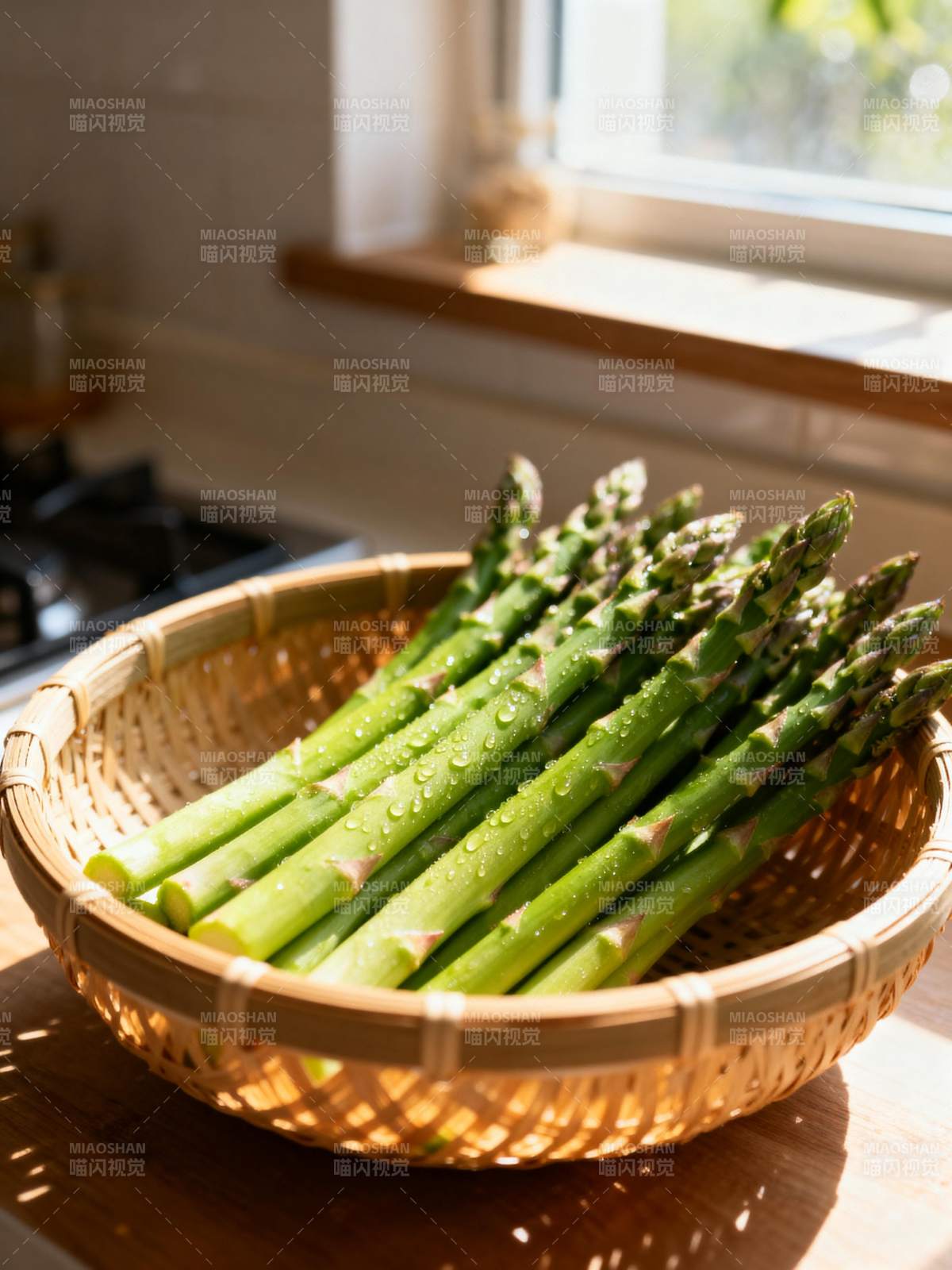 新鲜芦笋静待烹饪图片