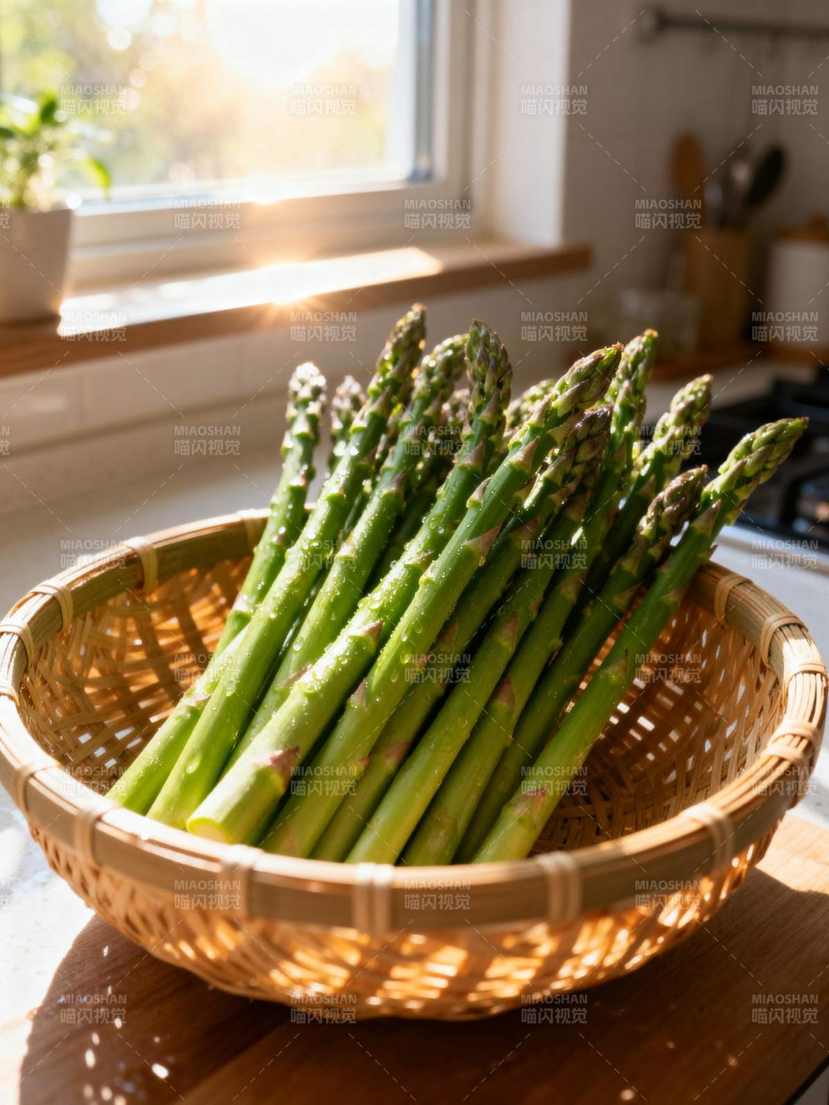 新鲜芦笋静候烹调图片