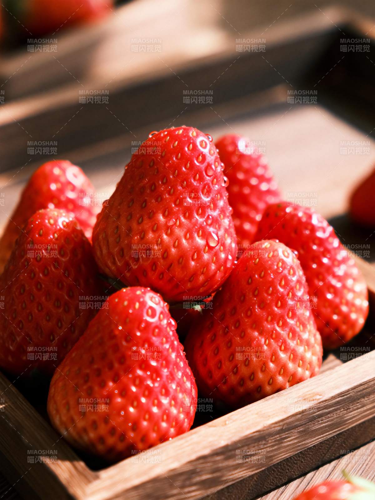 鲜红草莓堆叠图片