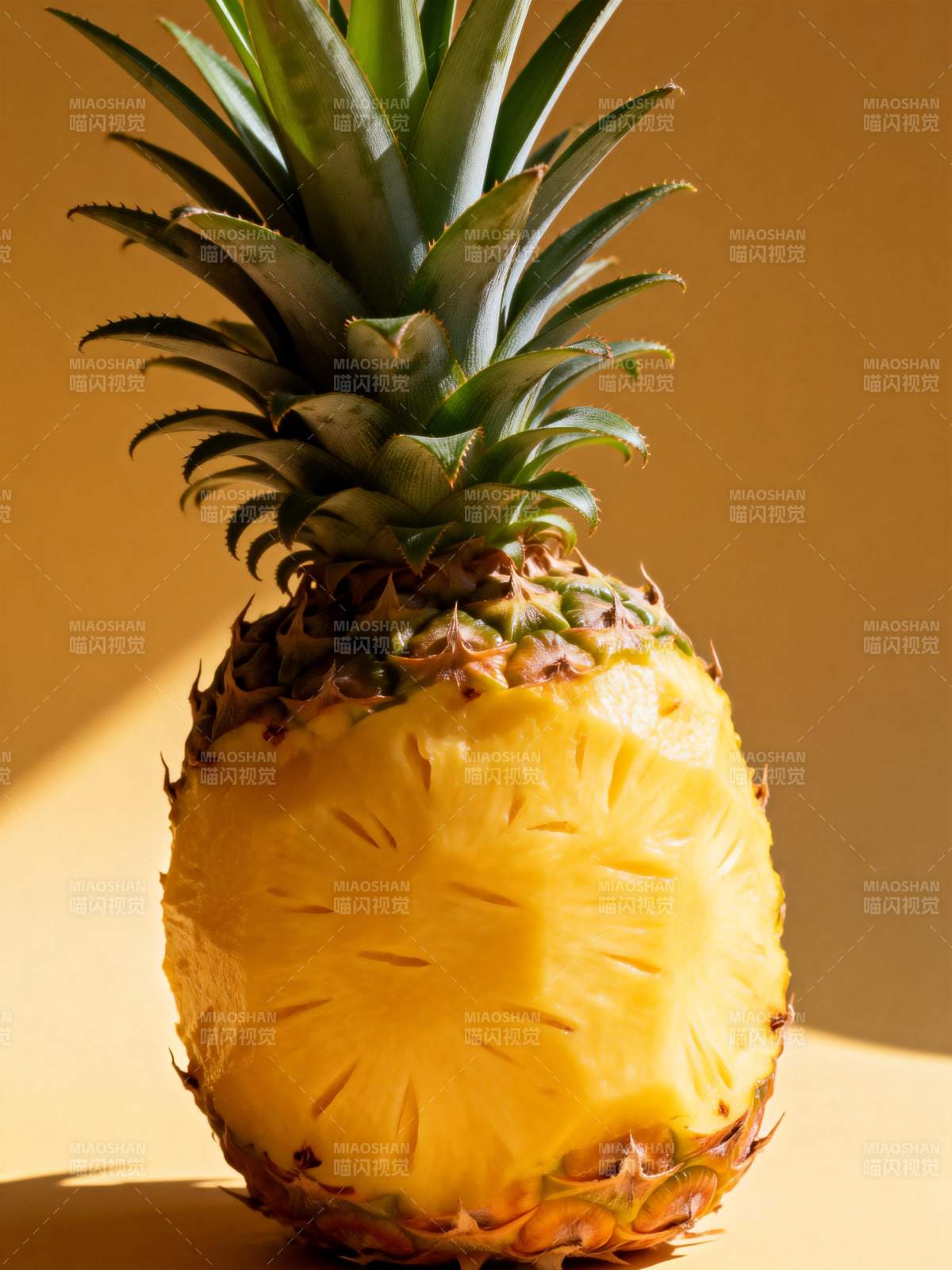 金黄菠萝静置光影图片