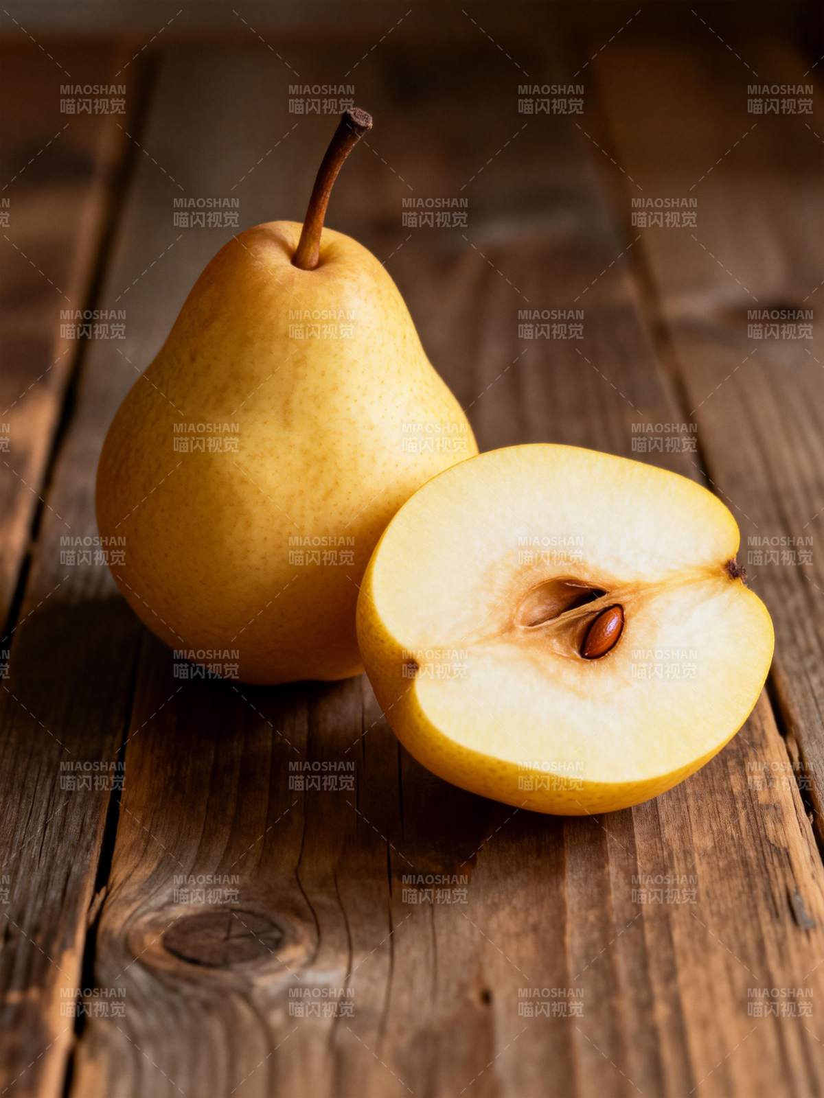 金黄梨子 一半切开图片