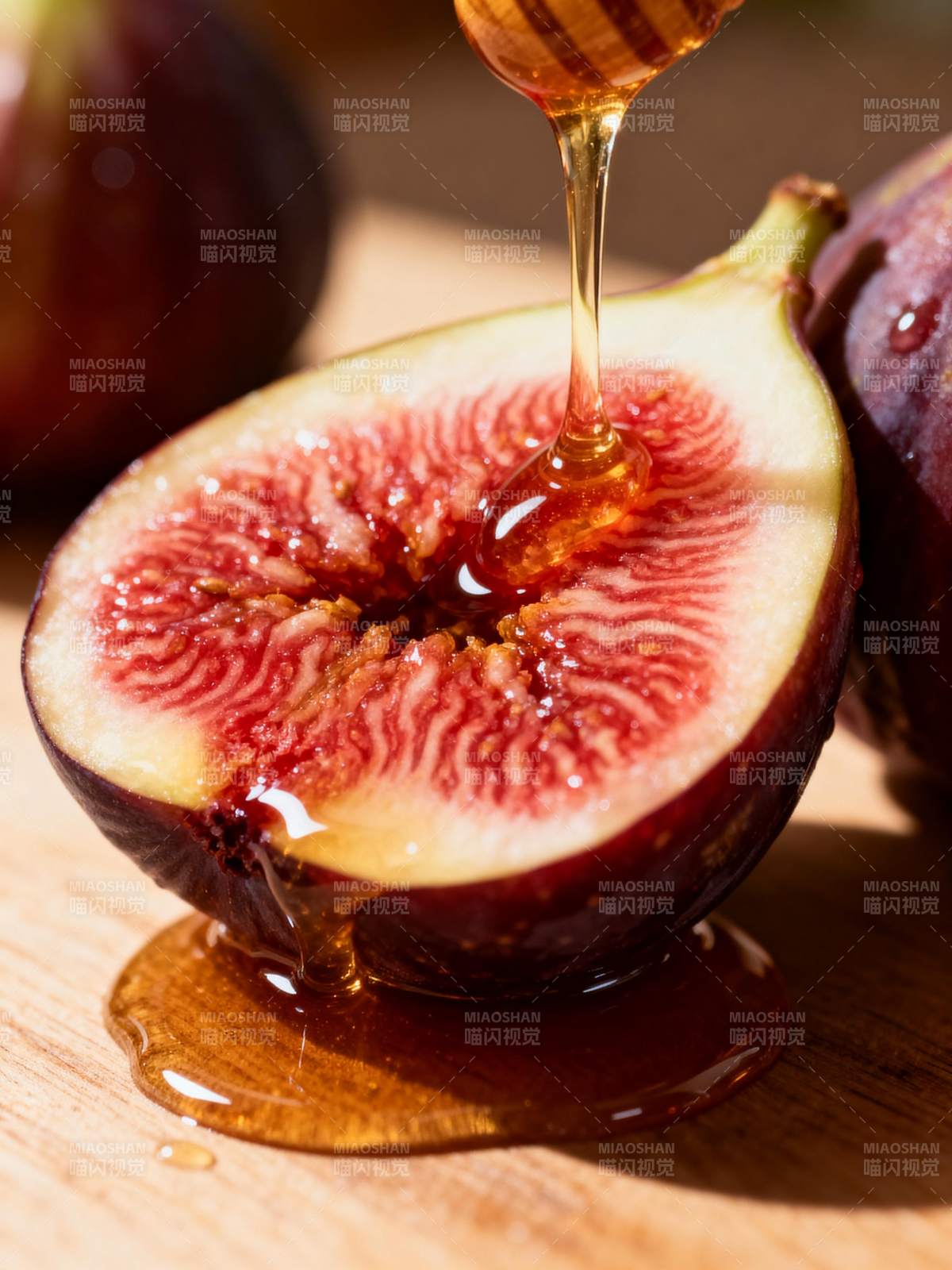 蜂蜜滴落无花果图片
