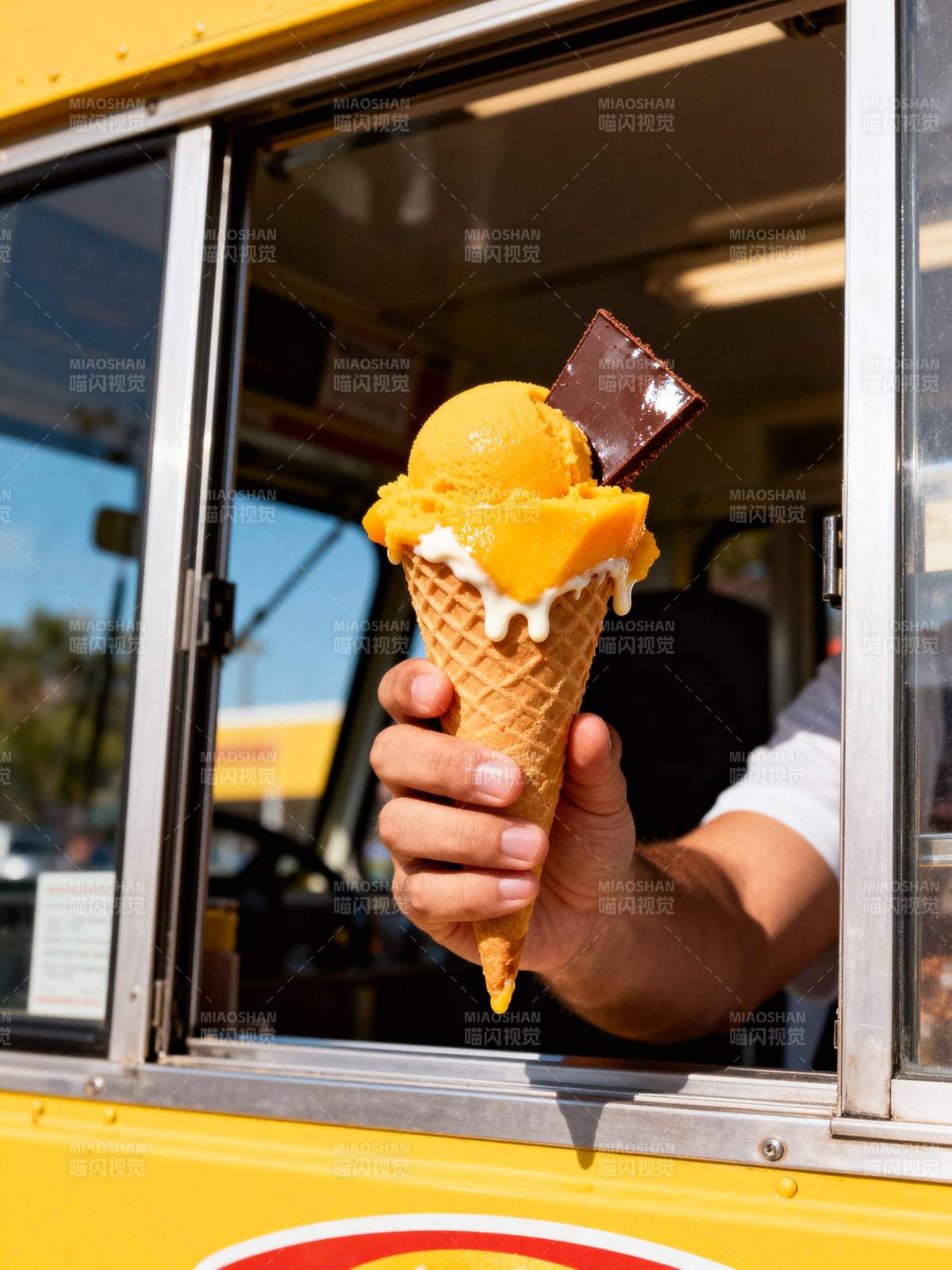 冰淇淋车里的美味图片