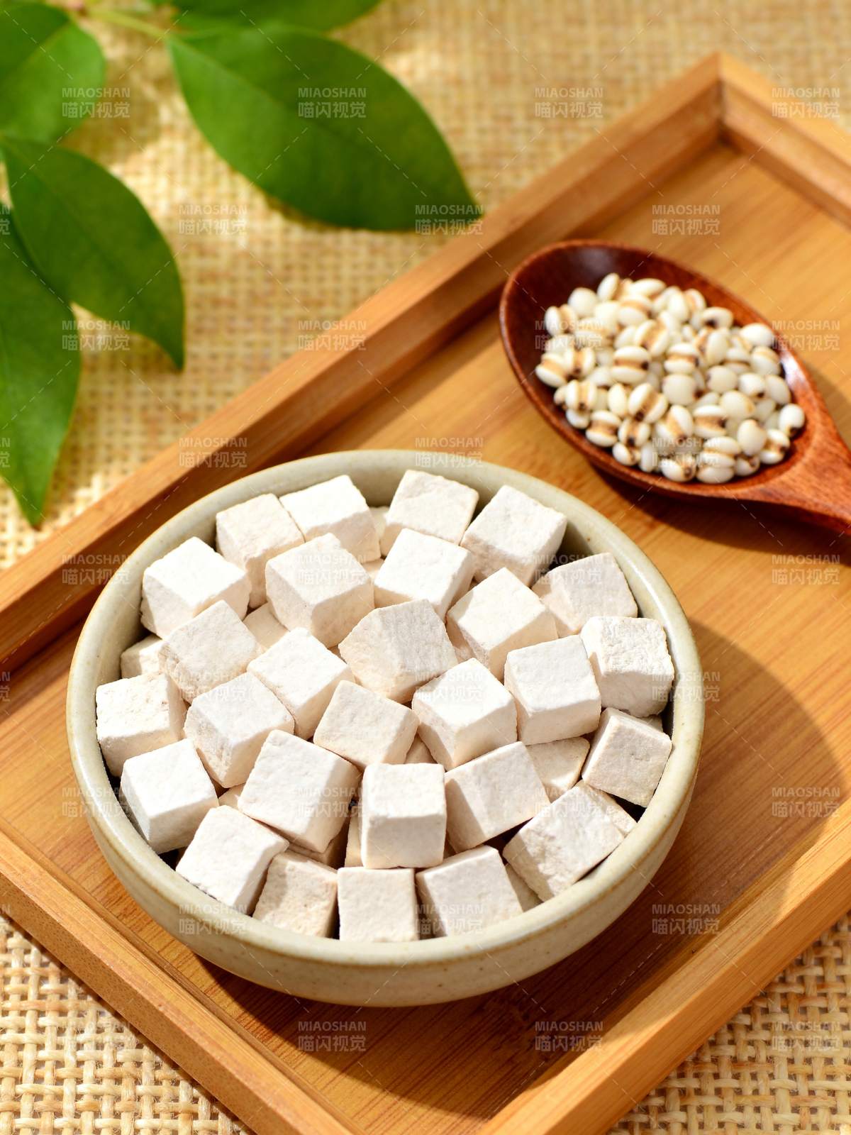 茯苓与薏米静置盘中图片