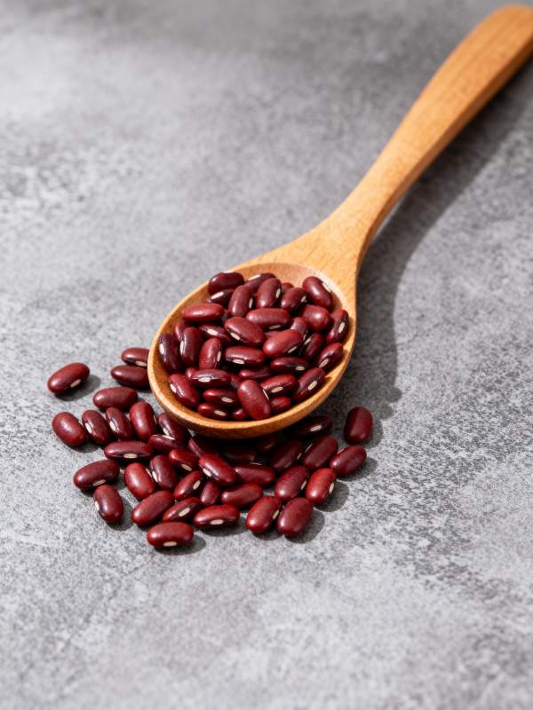 红小豆盛于木勺图片