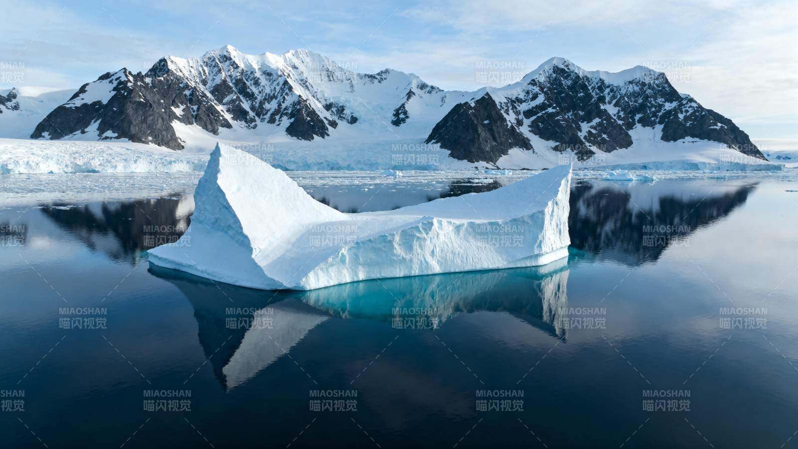 冰山倒影静谧湖图片