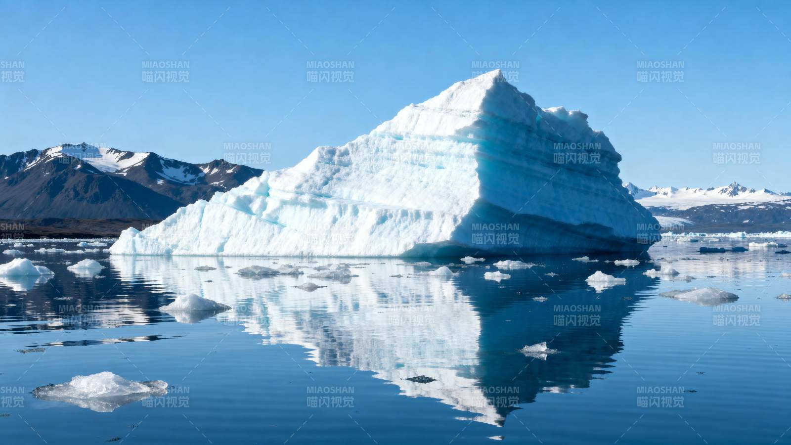 冰山倒影静谧湖图片