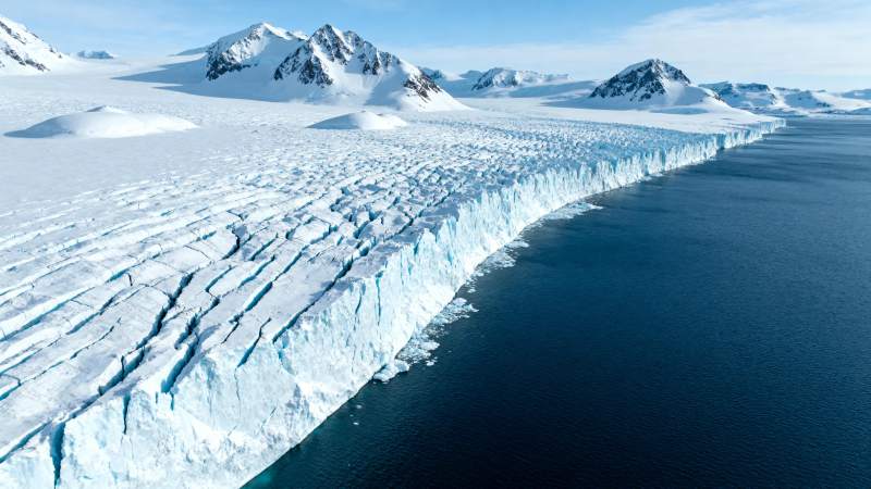 冰川边缘的壮丽景象图片