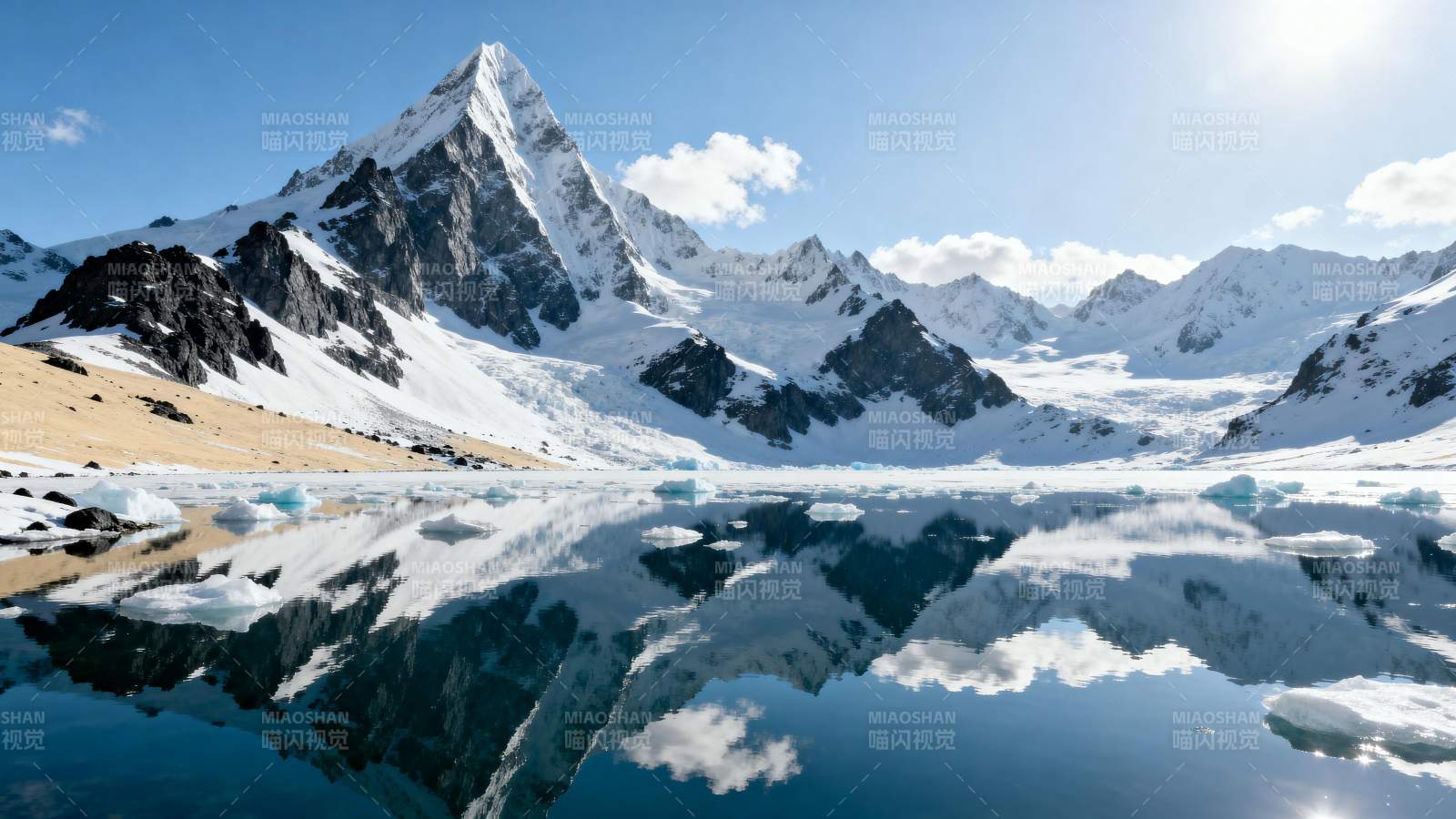 雪山倒影湖中图片