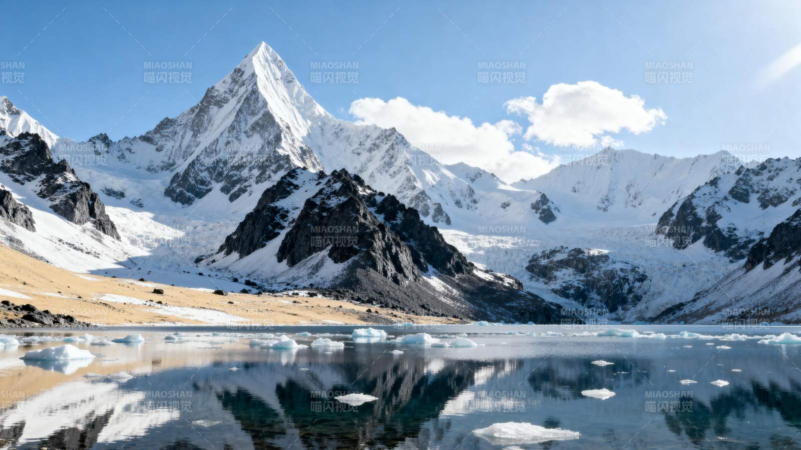雪山倒影湖中图片