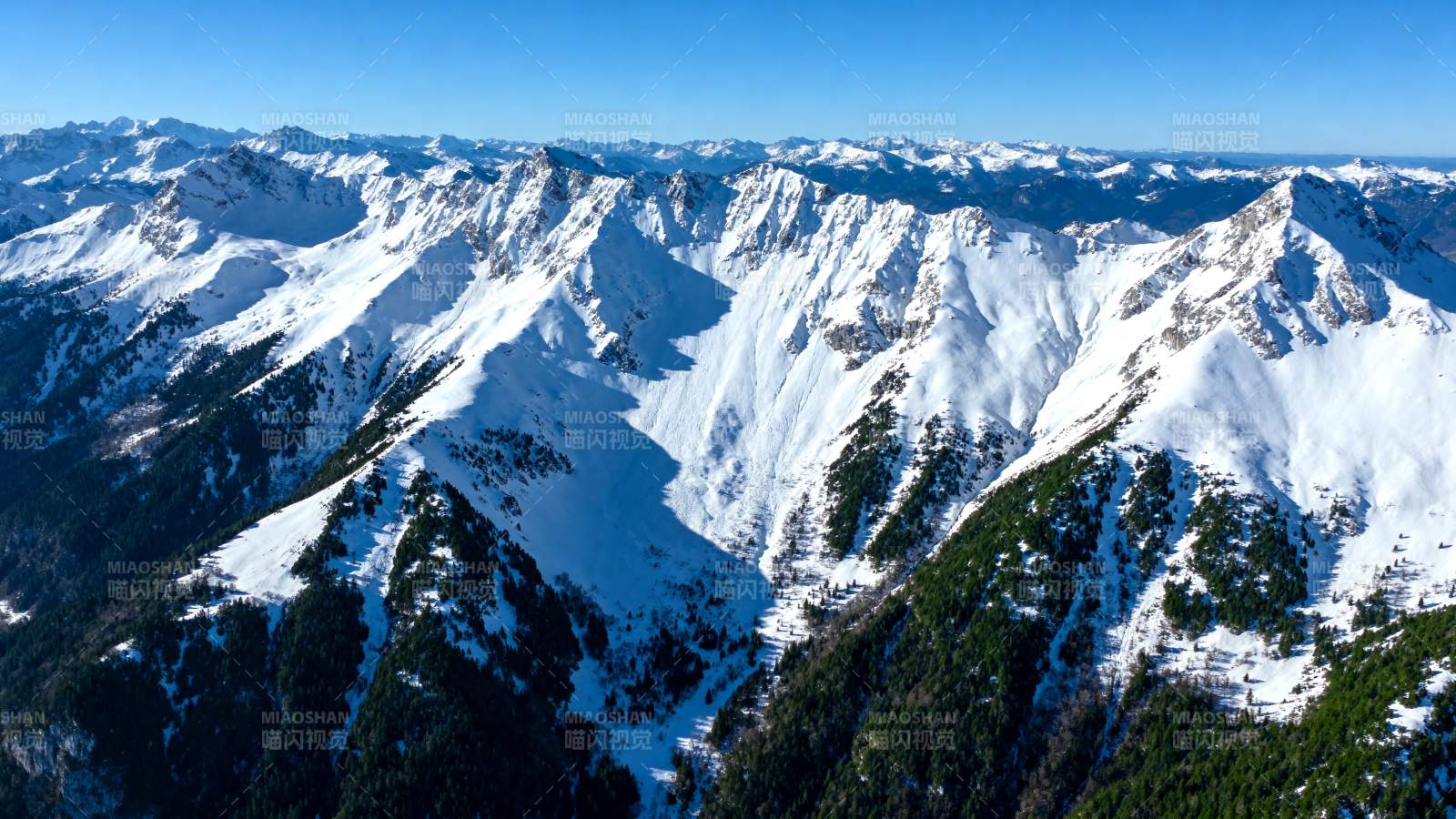 雪山巍峨 蓝天映衬图片