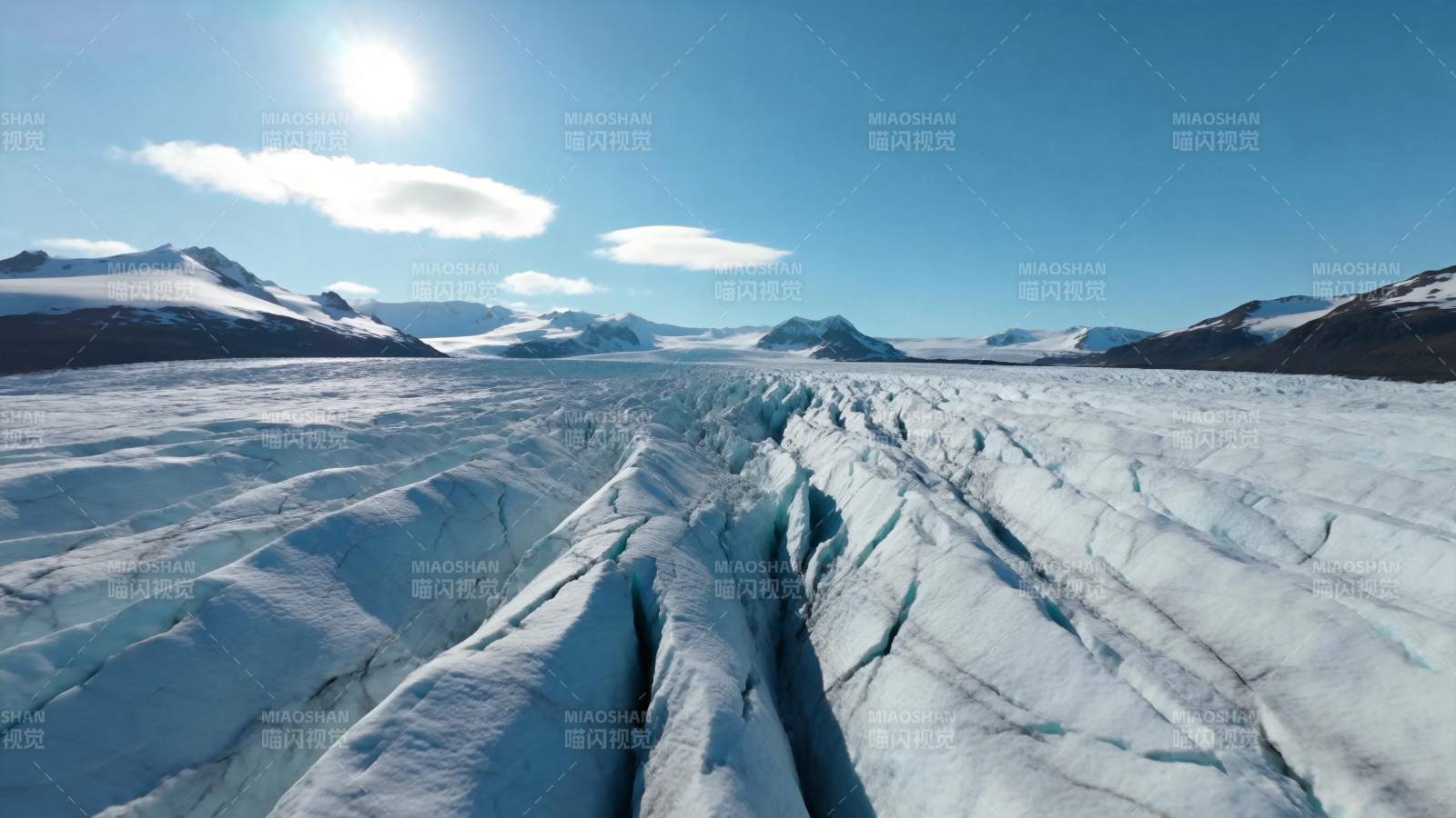 冰川裂谷 阳光照耀图片