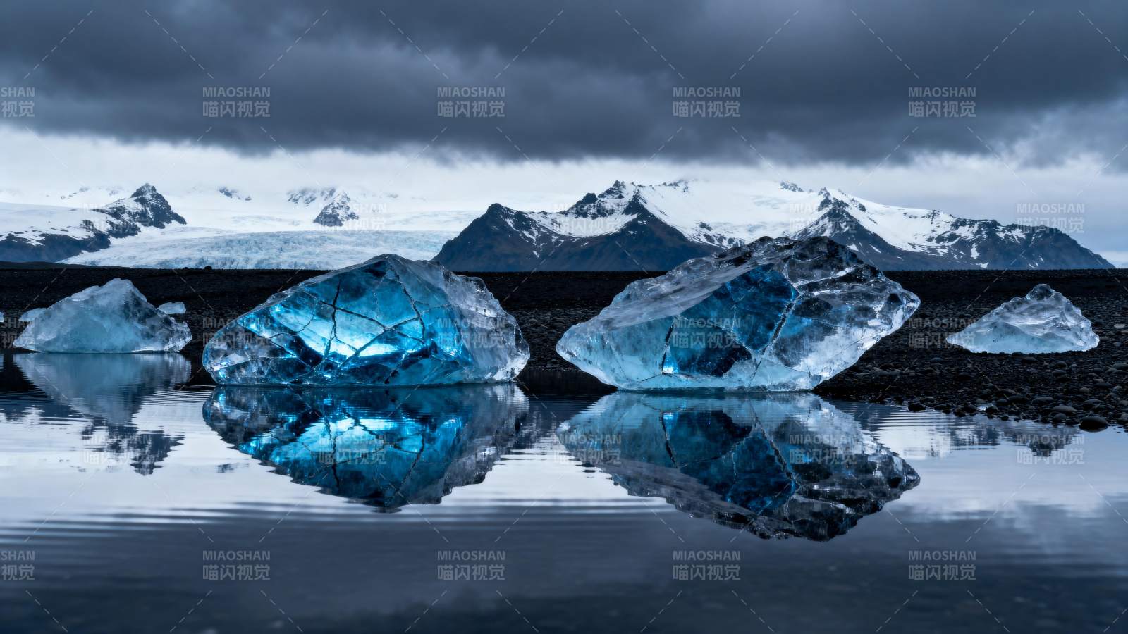 冰川倒影图片