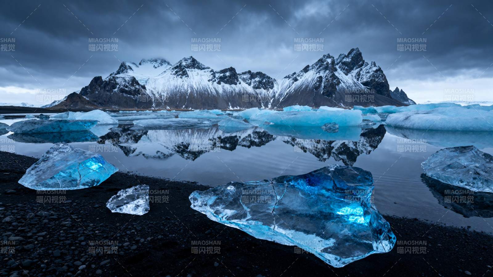 冰川倒影山峦图片
