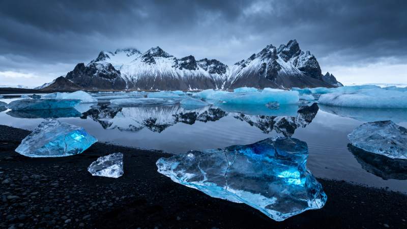 冰川倒影山峦图片