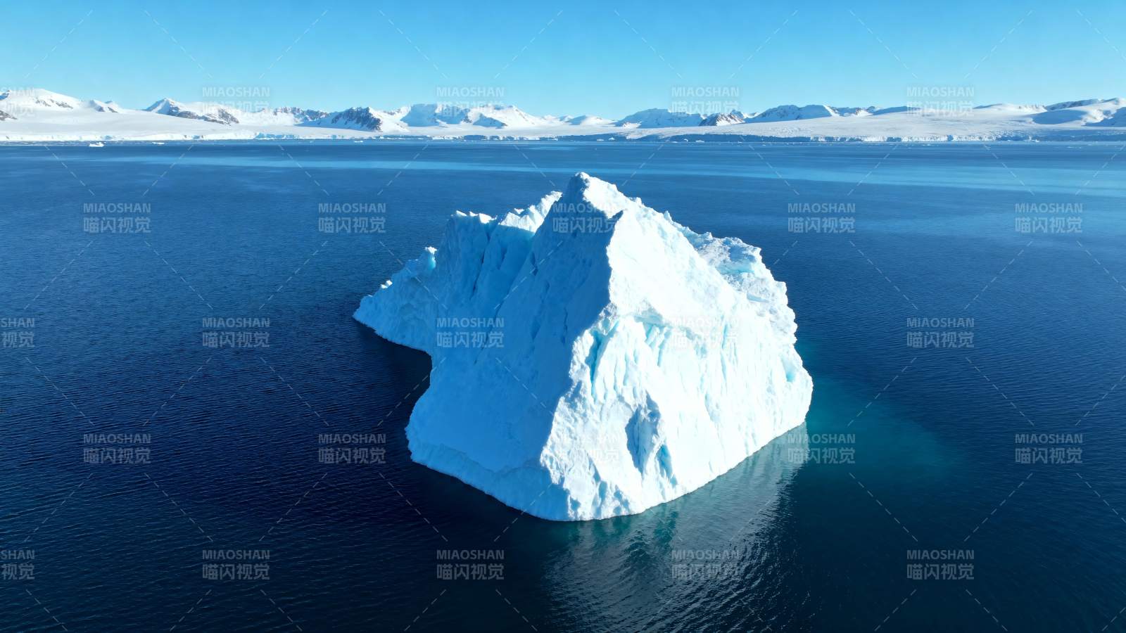 冰山浮于碧海之上图片