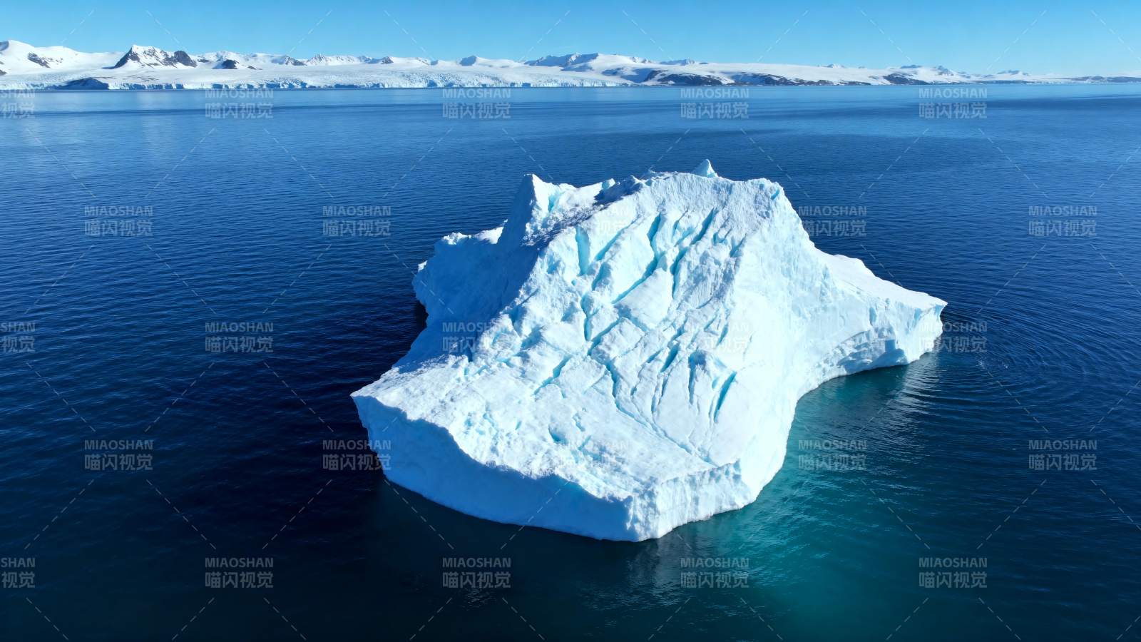冰山漂浮于深蓝海面图片