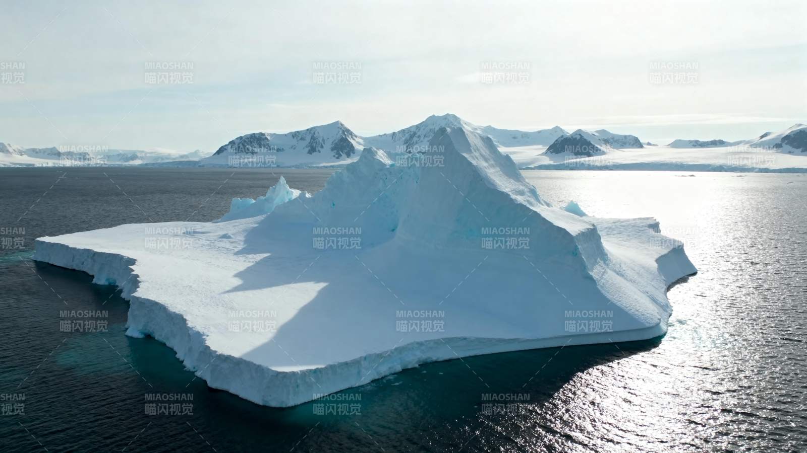 冰山浮于海面图片