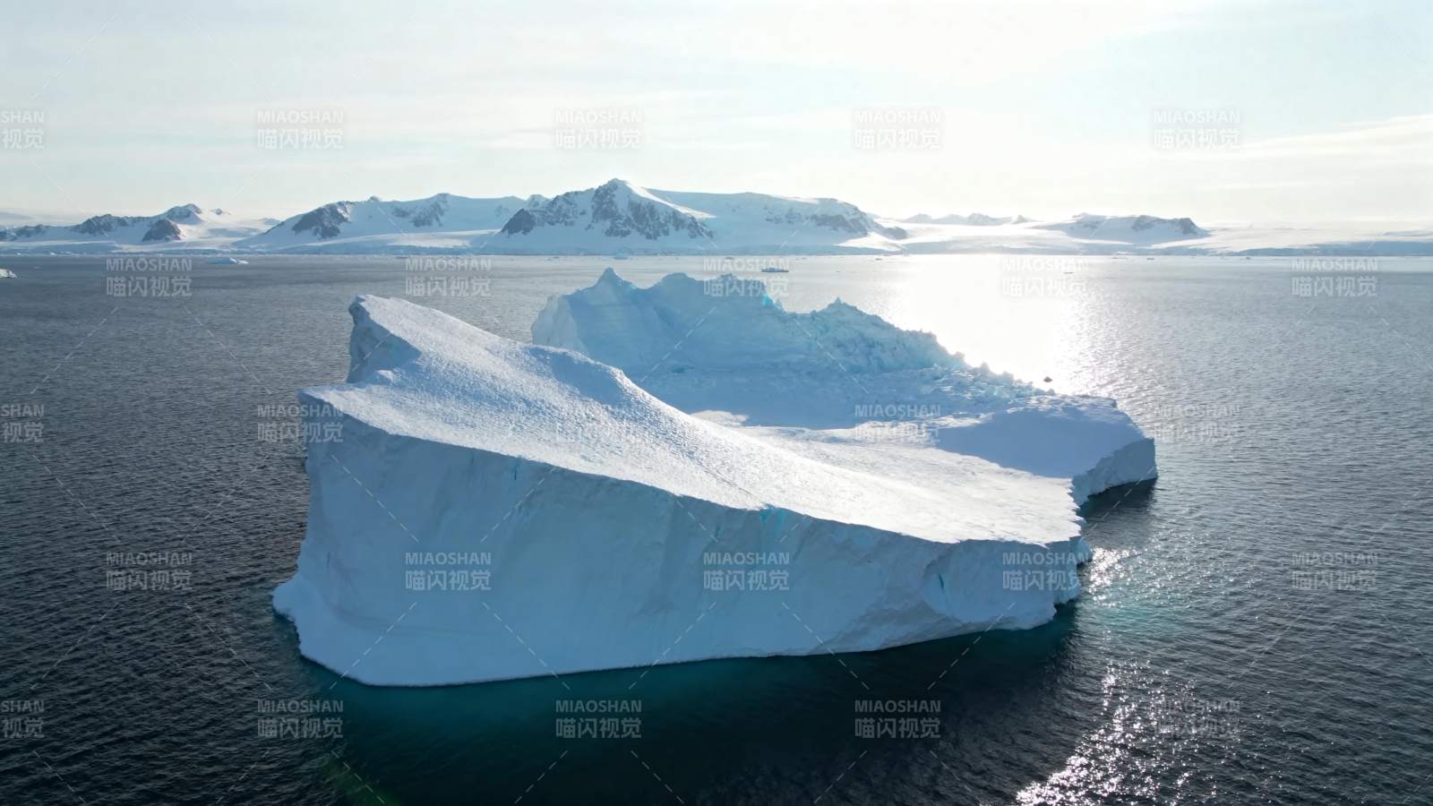 冰山漂浮海面图片