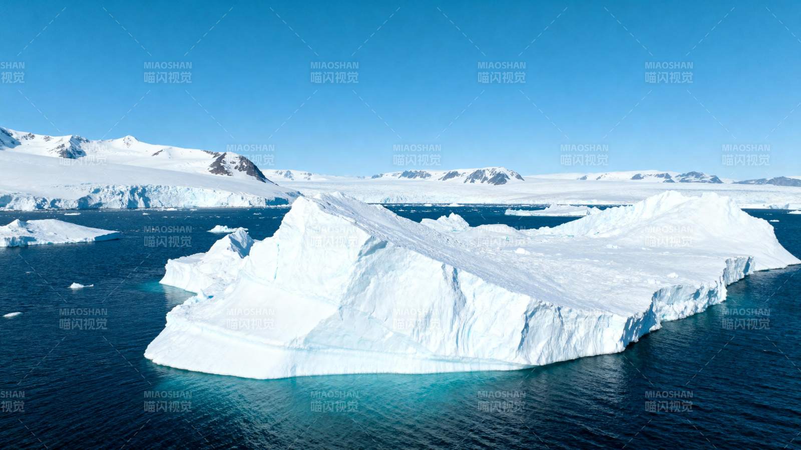 冰山漂浮于碧海图片