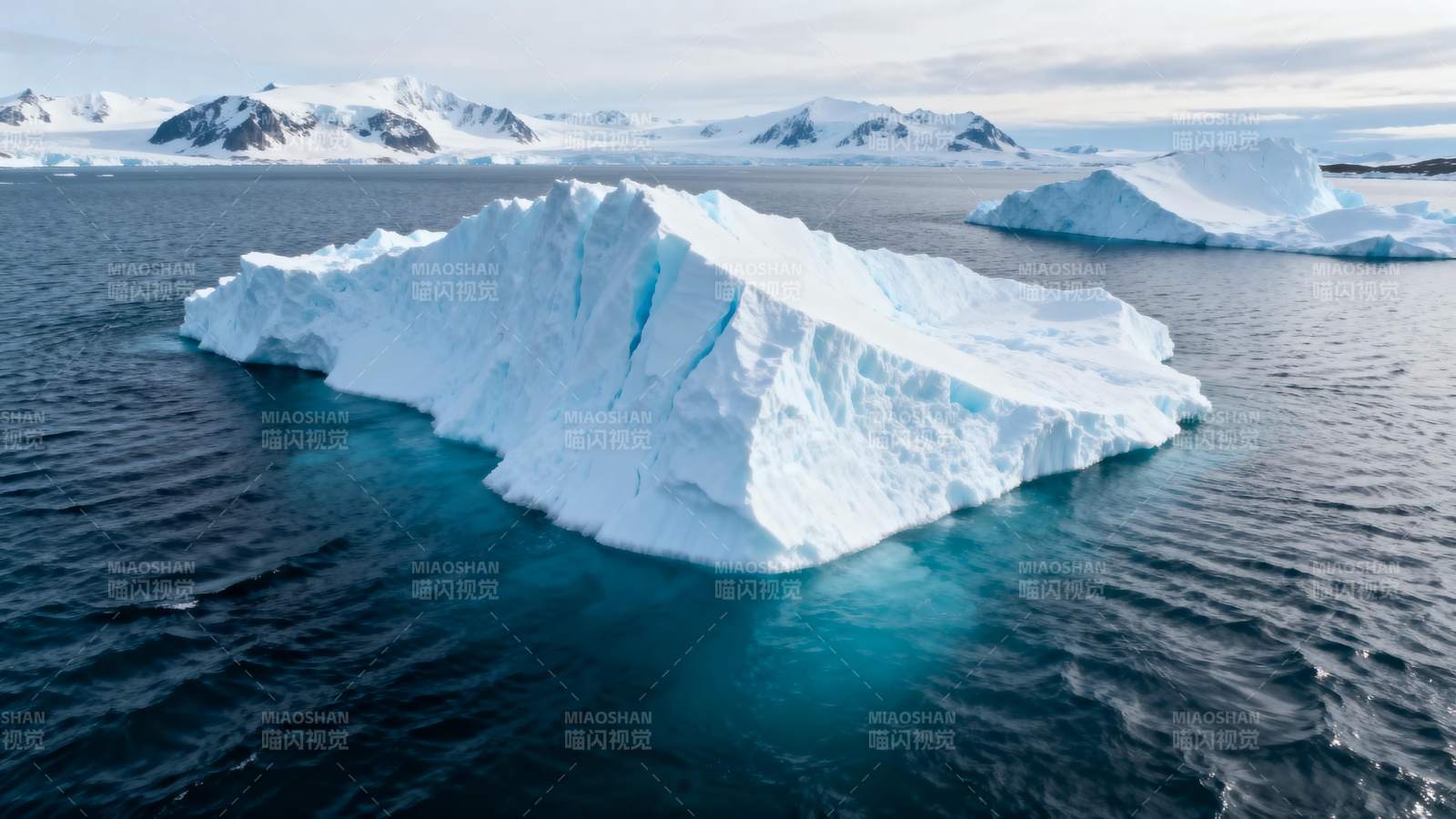冰山漂浮海面图片