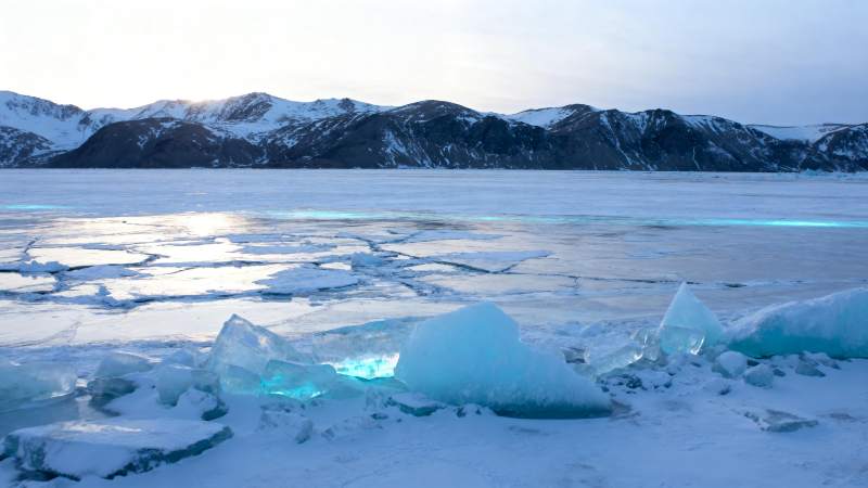 冰湖雪原风光图片