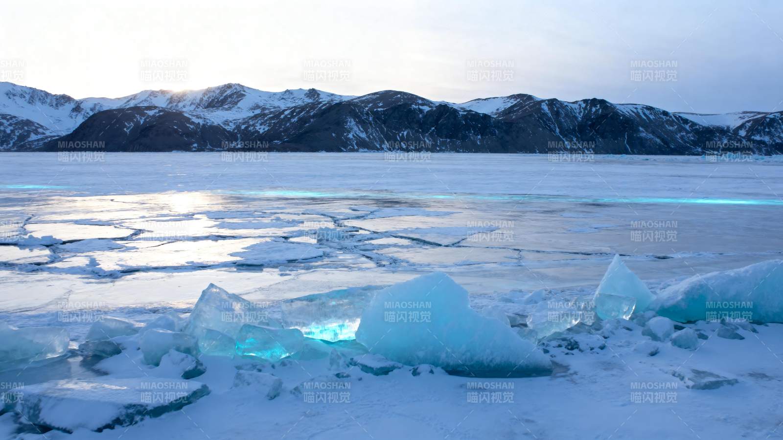 冰湖雪原风光图片