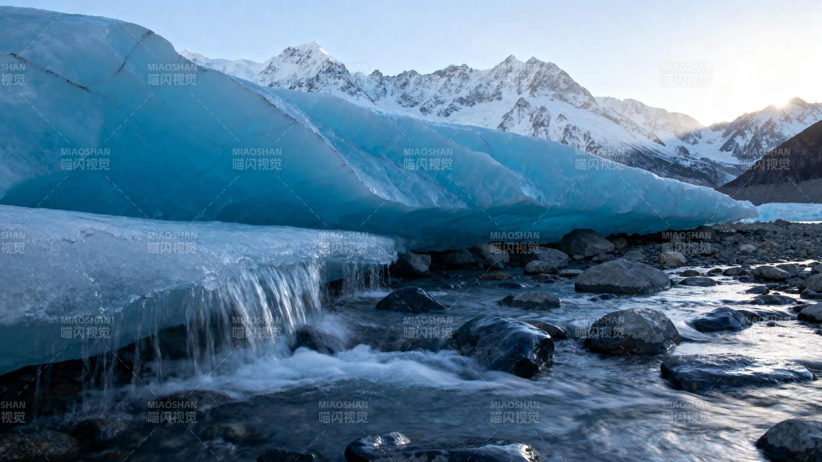 冰川融水奔流图片