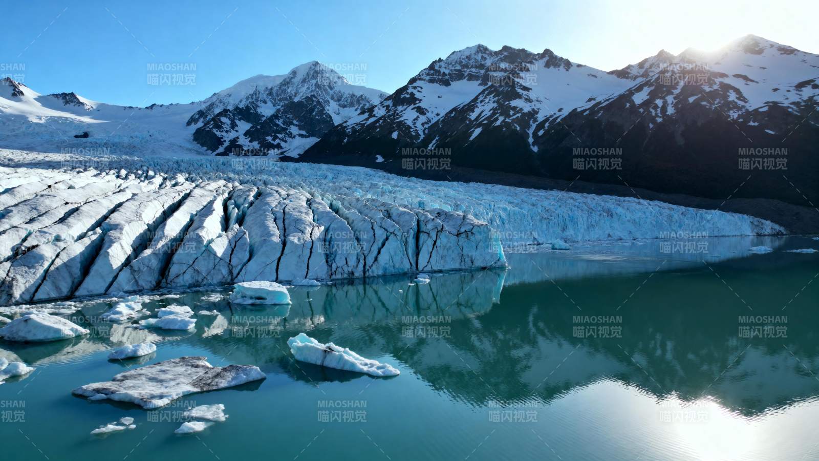 冰川湖畔雪山倒影图片